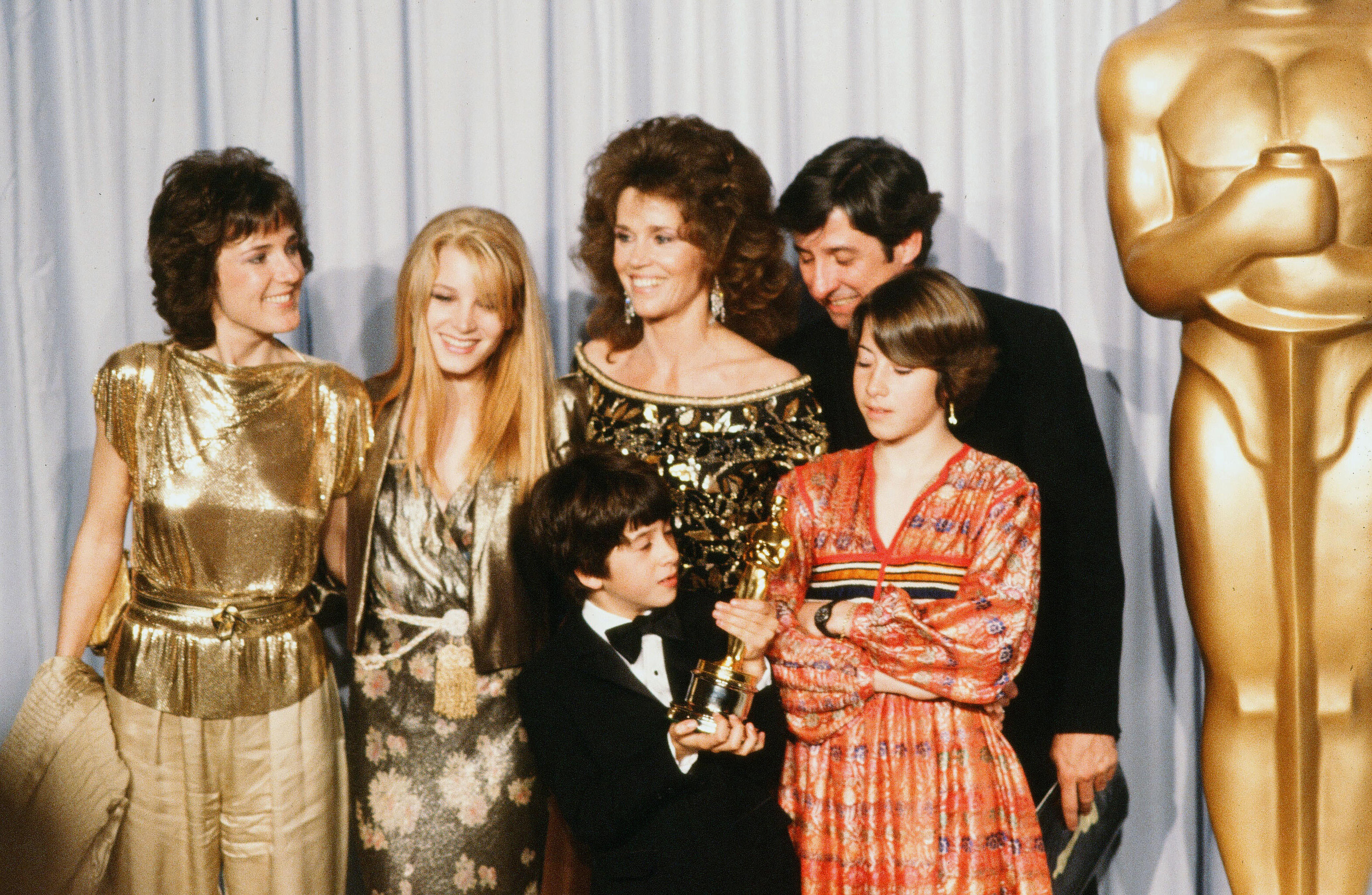 Jane Fonda poses with her husband Tom Hayden and family, Amy and Bridgette Fonda ,Troy Garity, and Vanessa Vadim backstage after accepting her father Henry Fonda's "Best Actor" award during the 54th Academy Awards on March 29, 1982 | Source: Getty Images