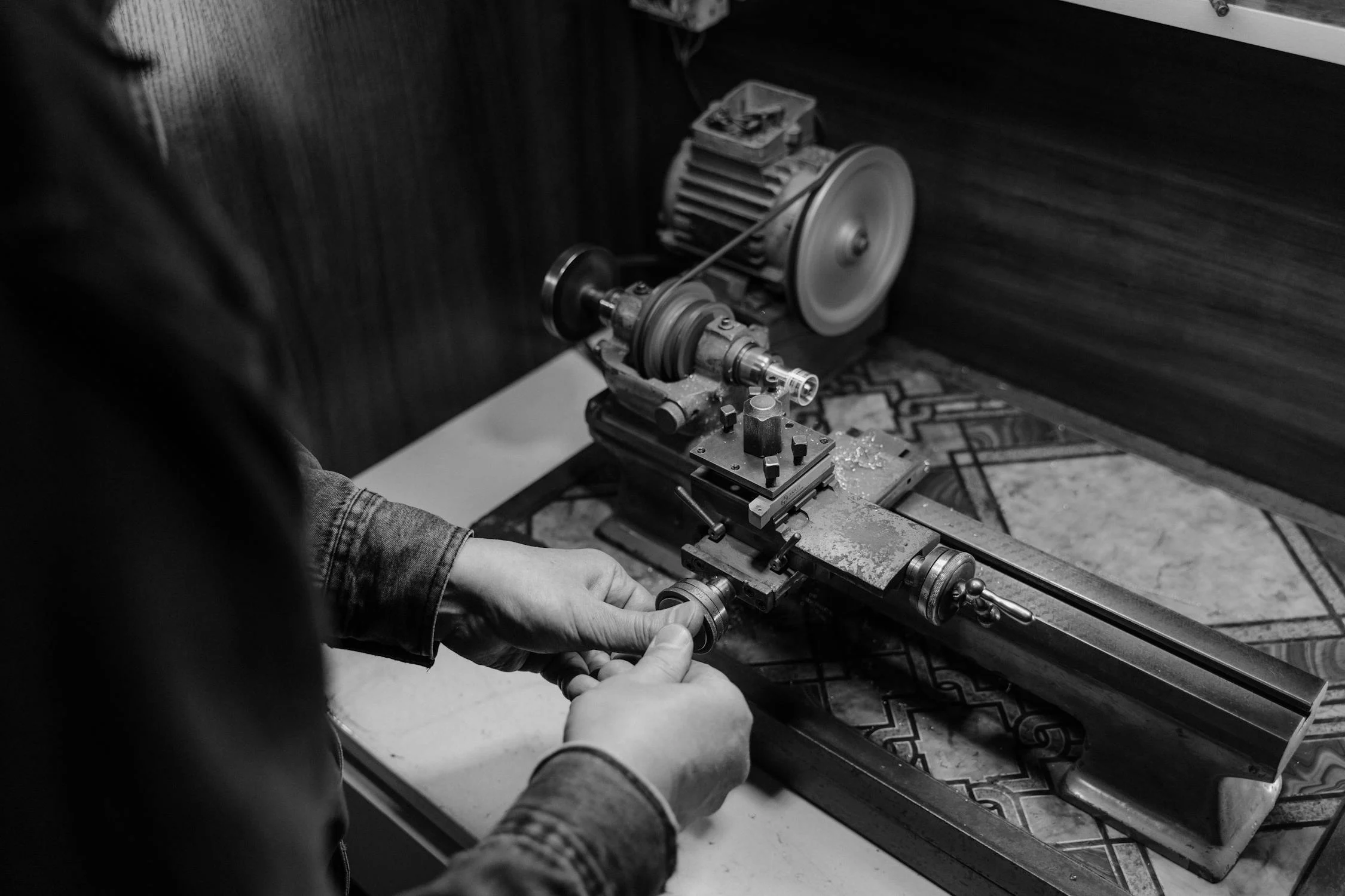 A man working with a machine | Source: Pexels