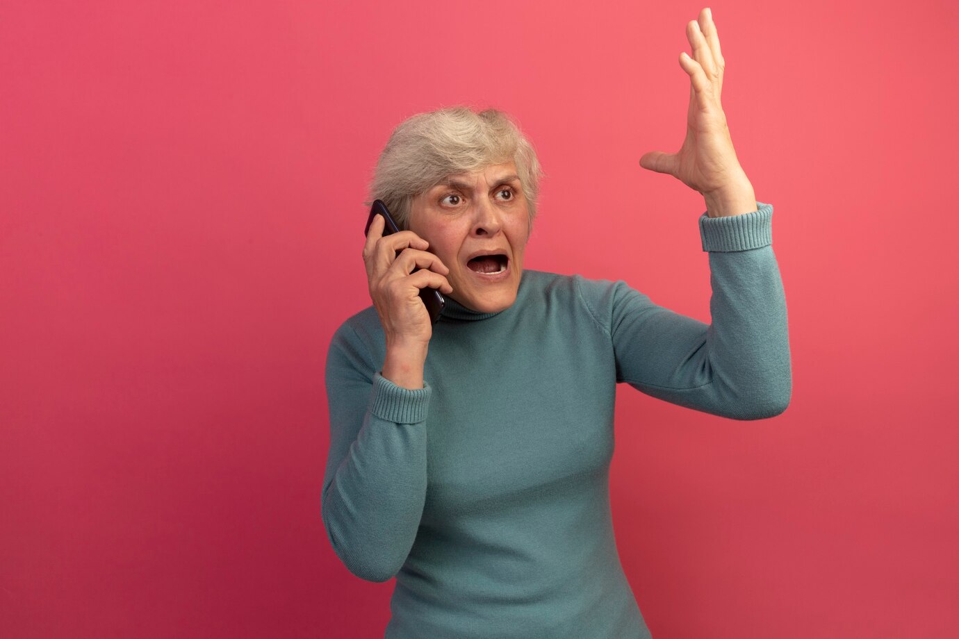 An angry woman shouting into her phone ⏐ Source: Freepik
