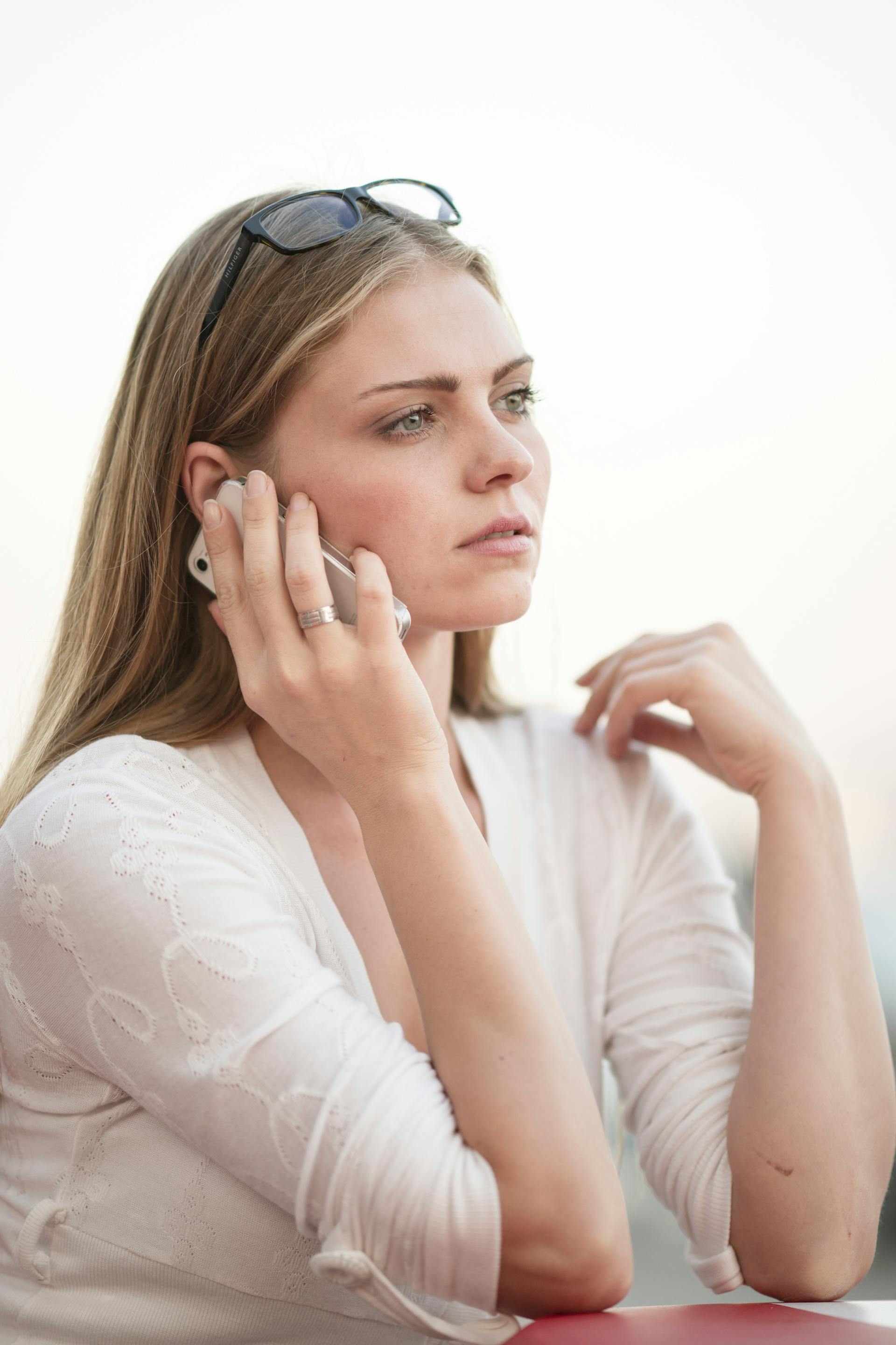 A tense woman speaking on her cell phone | Source: Pexels