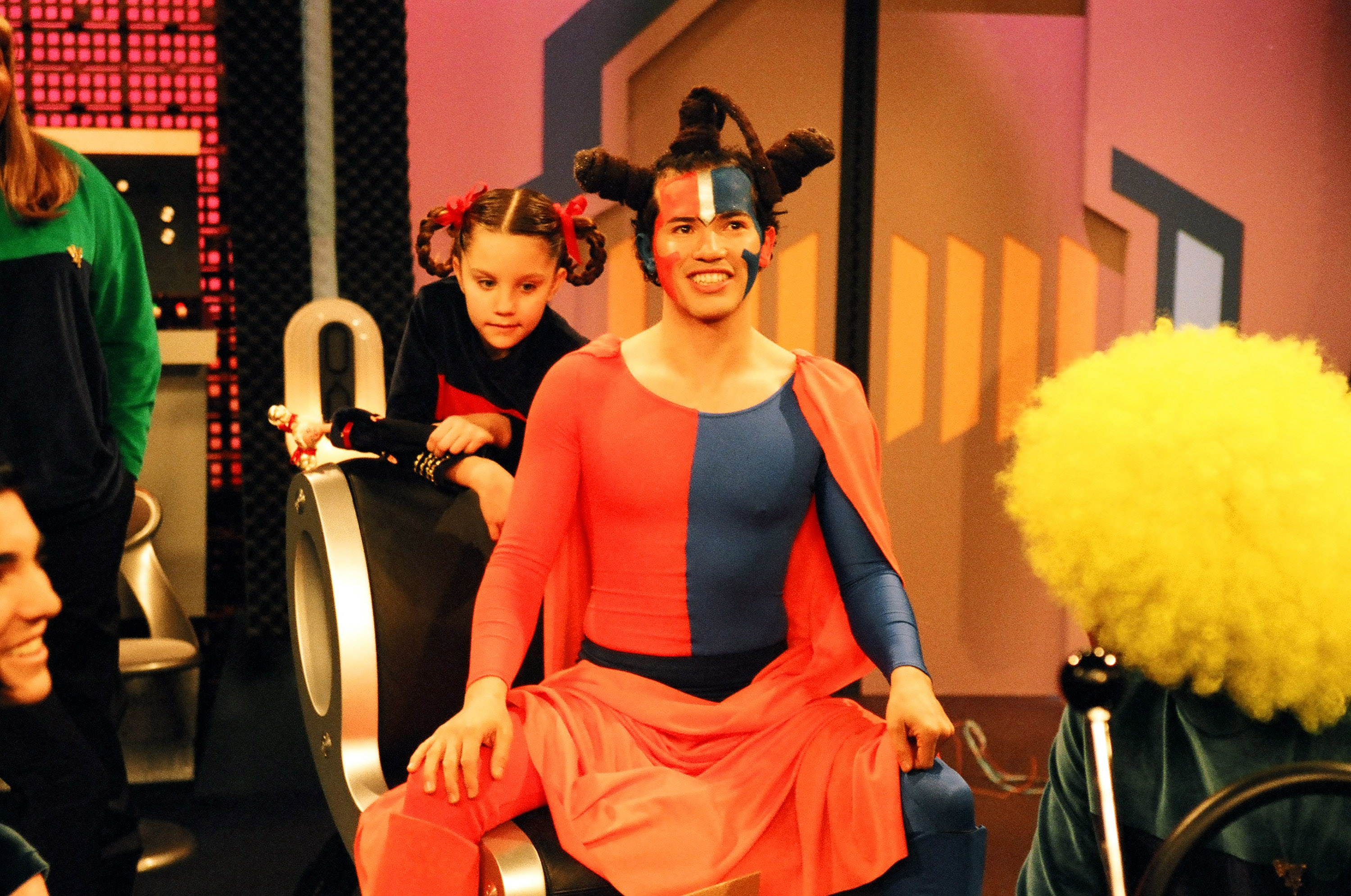 John Leguizamo and Amanda Bynes during a Nickelodeon event on September 12, 1997, in Los Angeles, California | Source: Getty Images