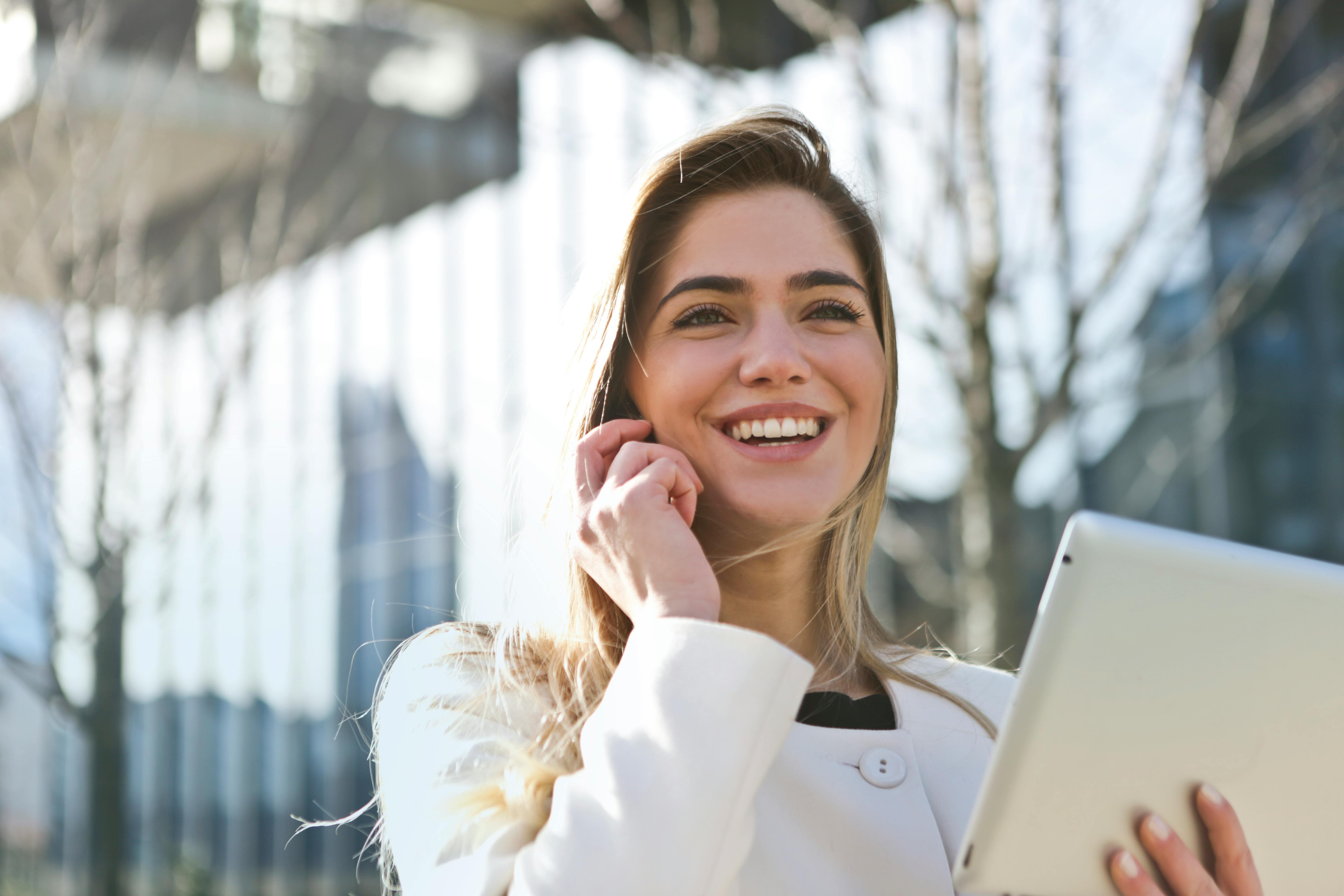 Woman talking on the phone | Source: Pexels