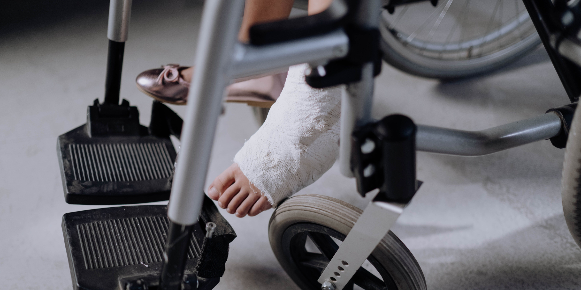 A woman in a cast | Source: Pexels