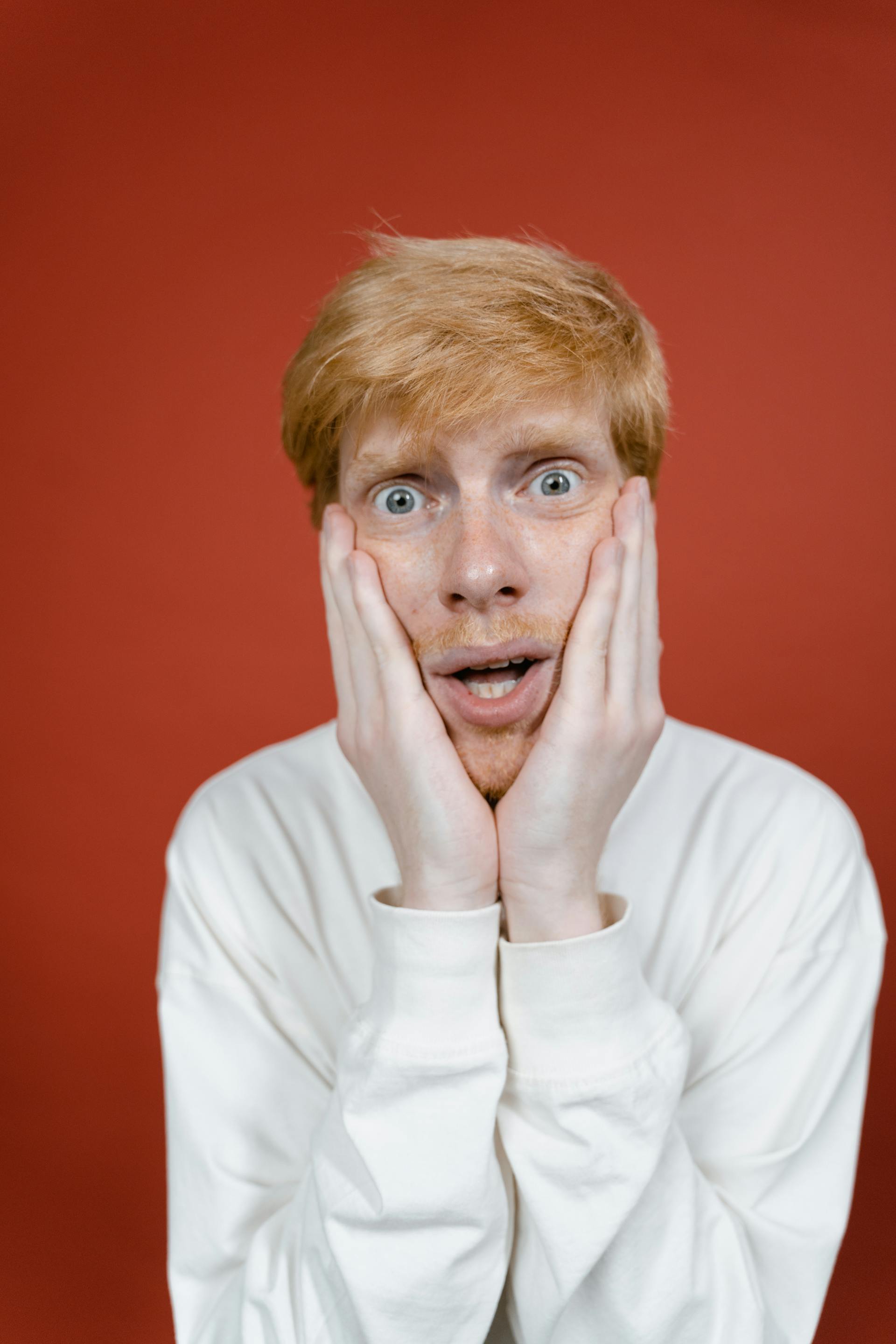 A man with his head in his hands | Source: Pexels