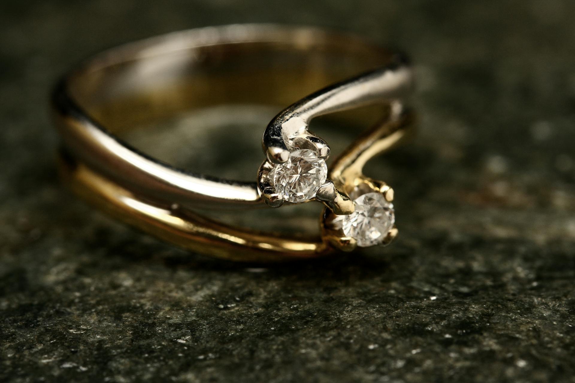 A diamond ring lying on the ground | Source: Pexels