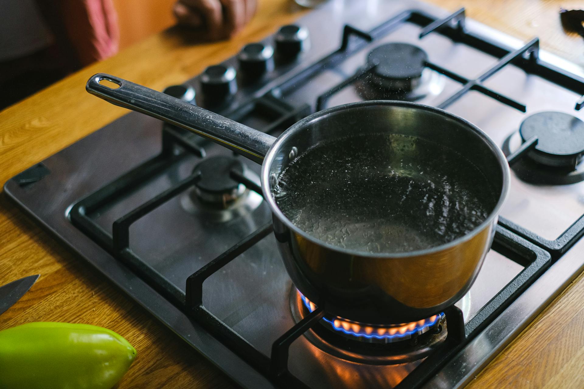 A photo showing boiling water in a pot on the stove | Source: Pexels