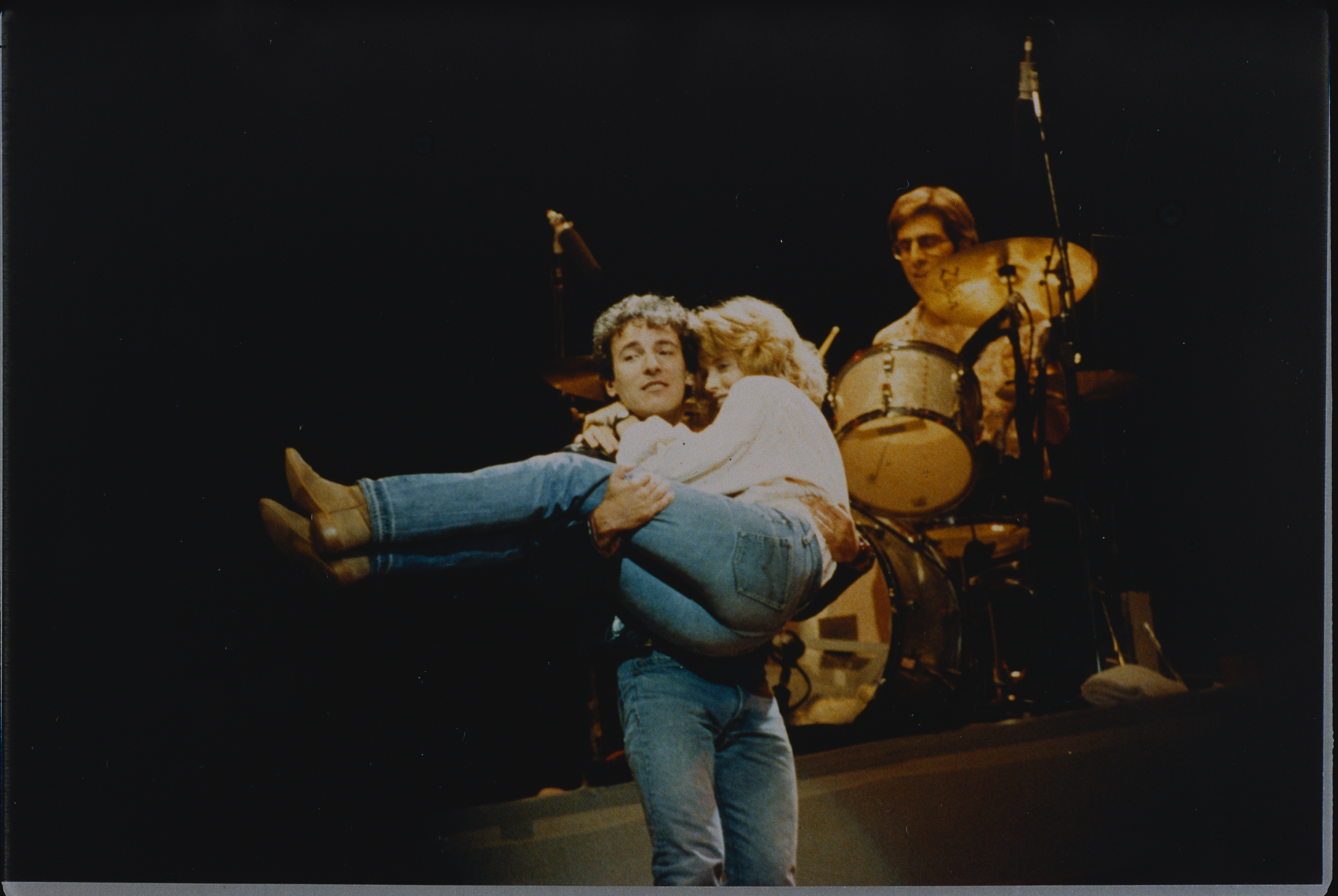 Bruce Springsteen and Julianne Phillips on January 01, 1985 | Source: Getty Images