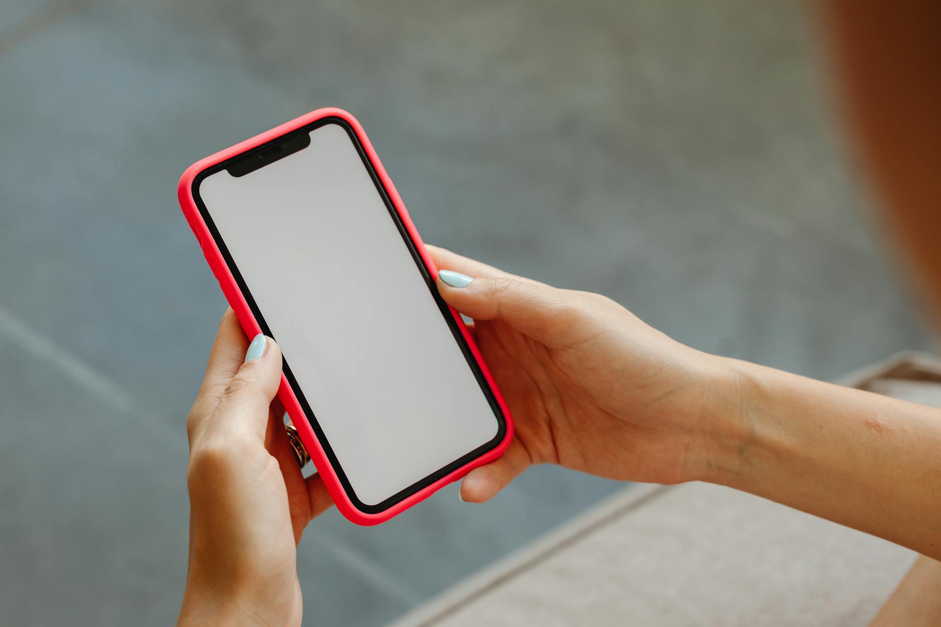 A woman holding her cell phone | Source: Pexels
