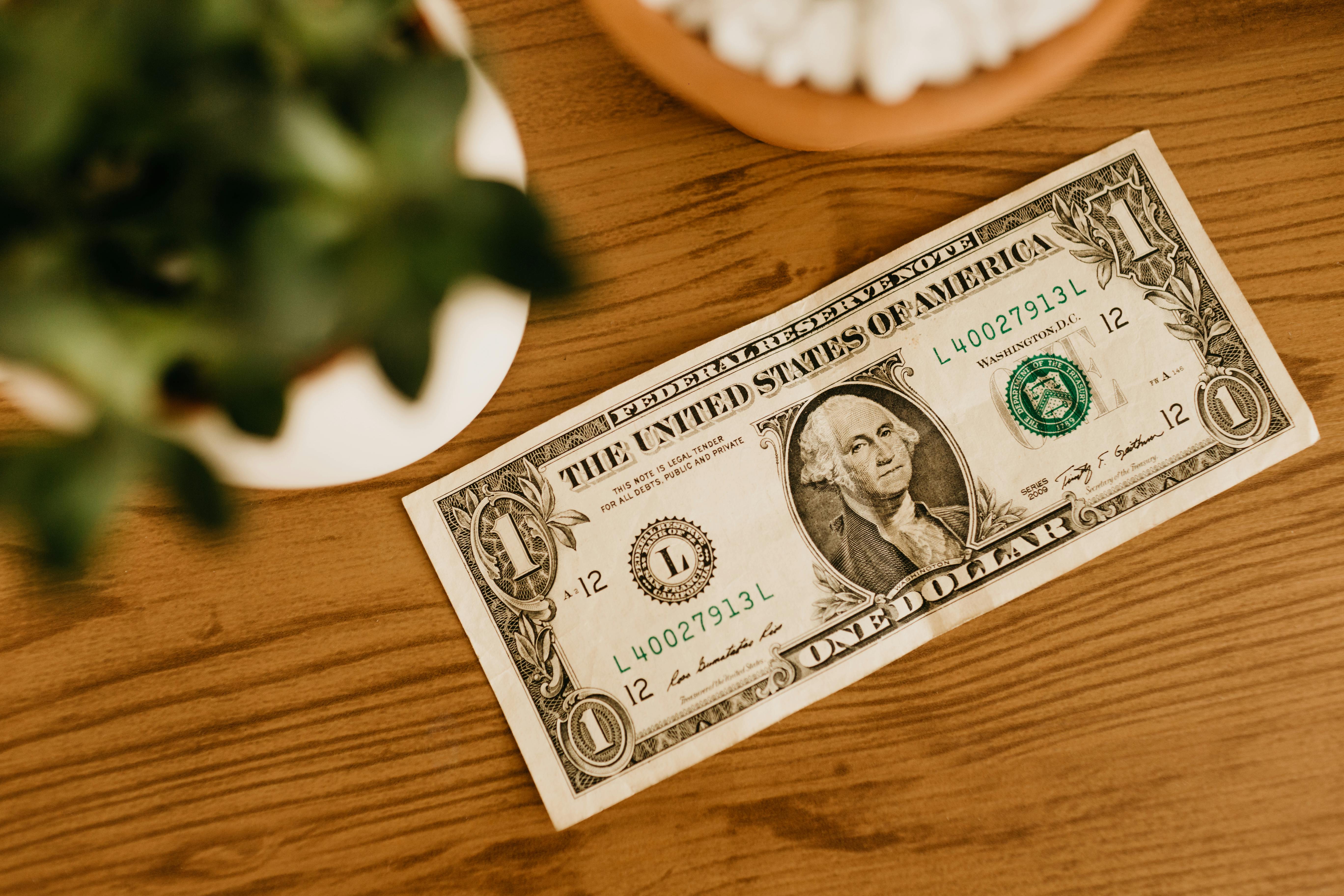 A one-dollar bill | Source: Pexels