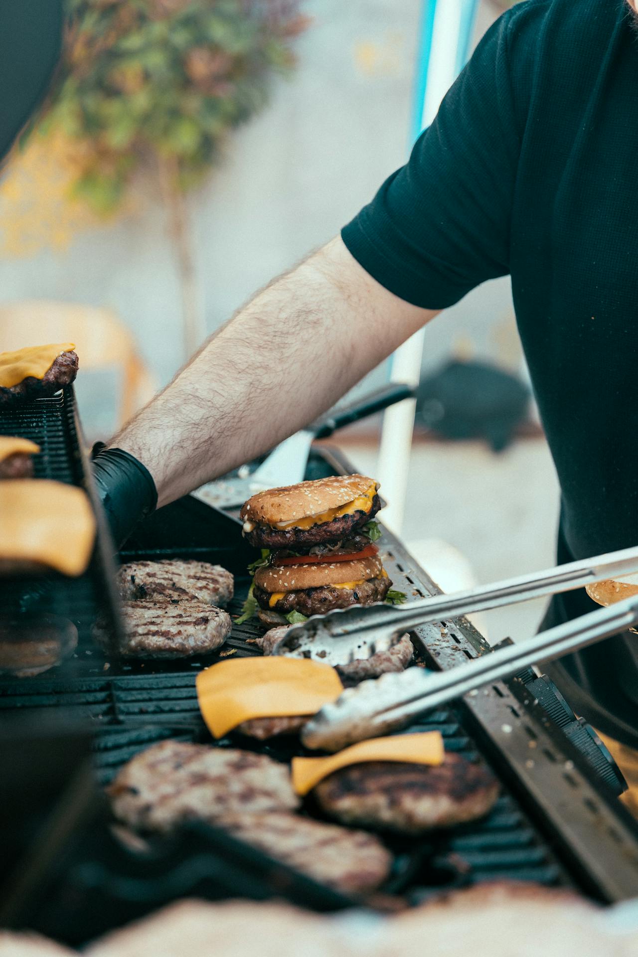 A man grilling burgers | Source: Pexels