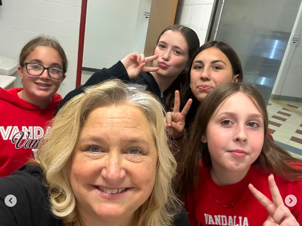 Melissa Wells posing for a photo with Kylie Toberman and other girls, posted on November 16, 2025. | Source: Instagram/melis_wells