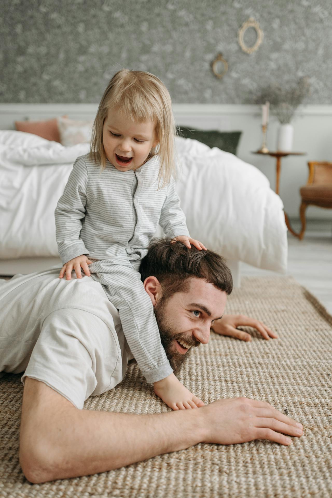 Nostalgic picture of a little girl with her father | Source: Pexels