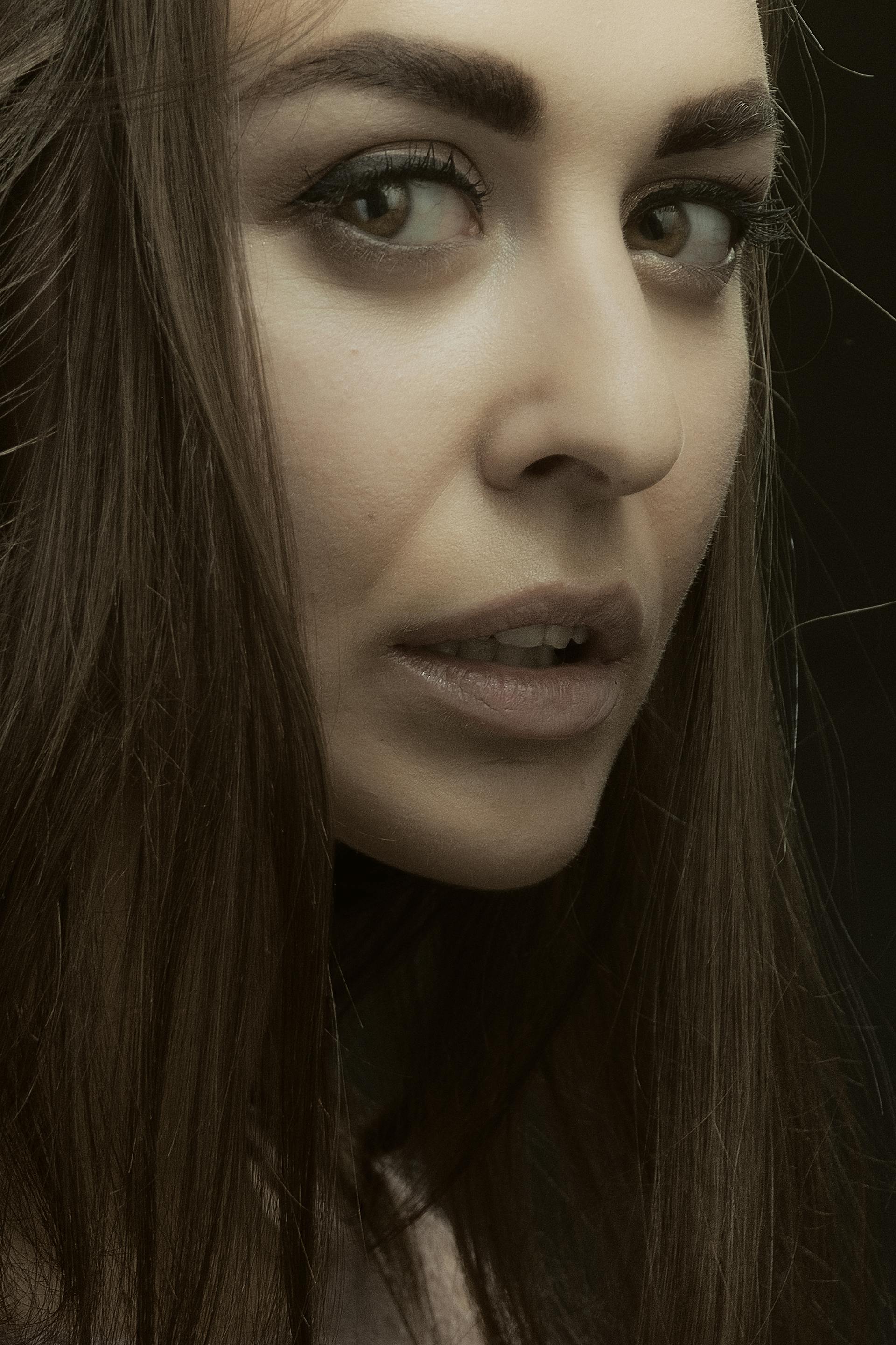 A woman staring at someone with a pleading look in her eyes | Source: Pexels