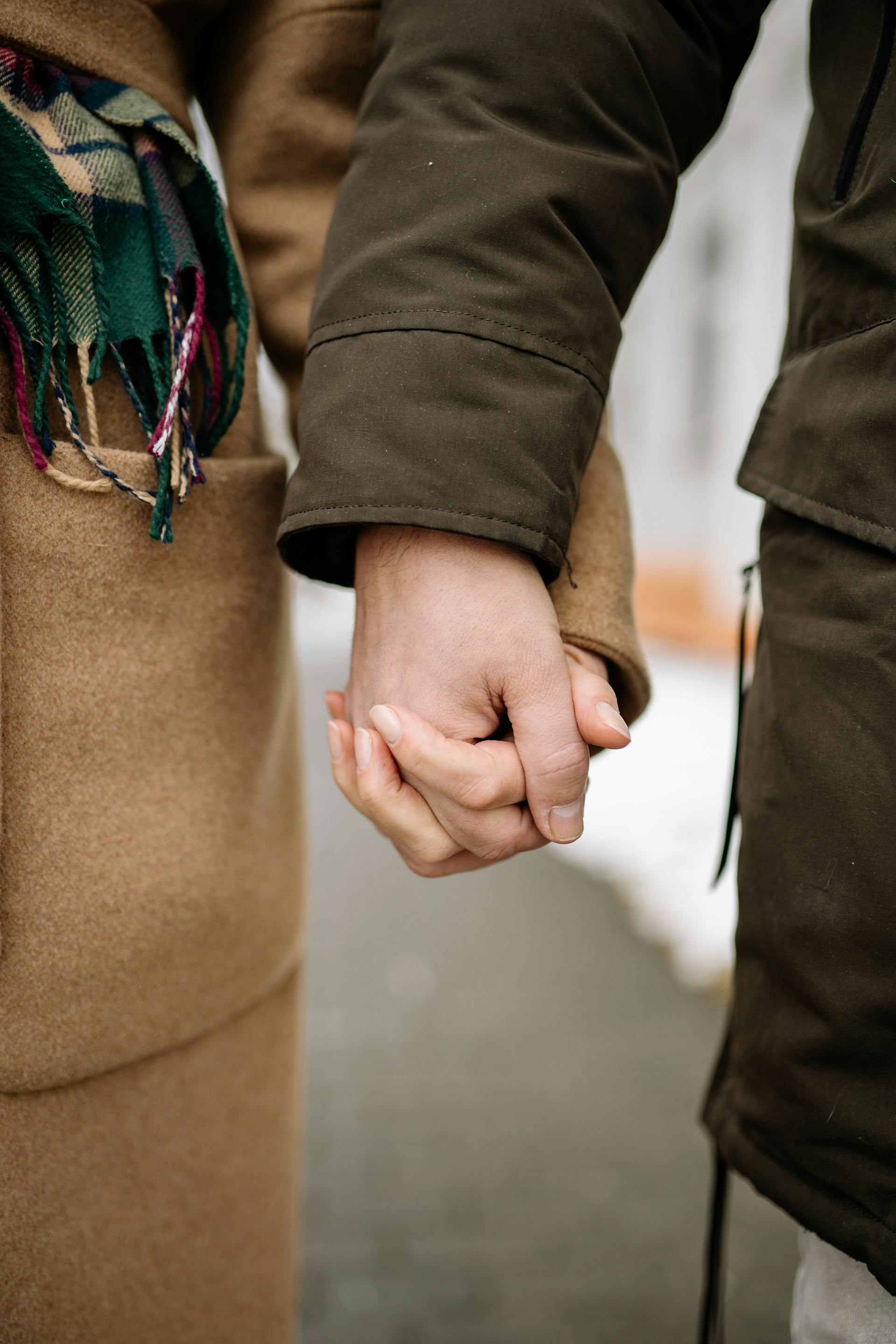 Two people holding hands | Source: Pexels