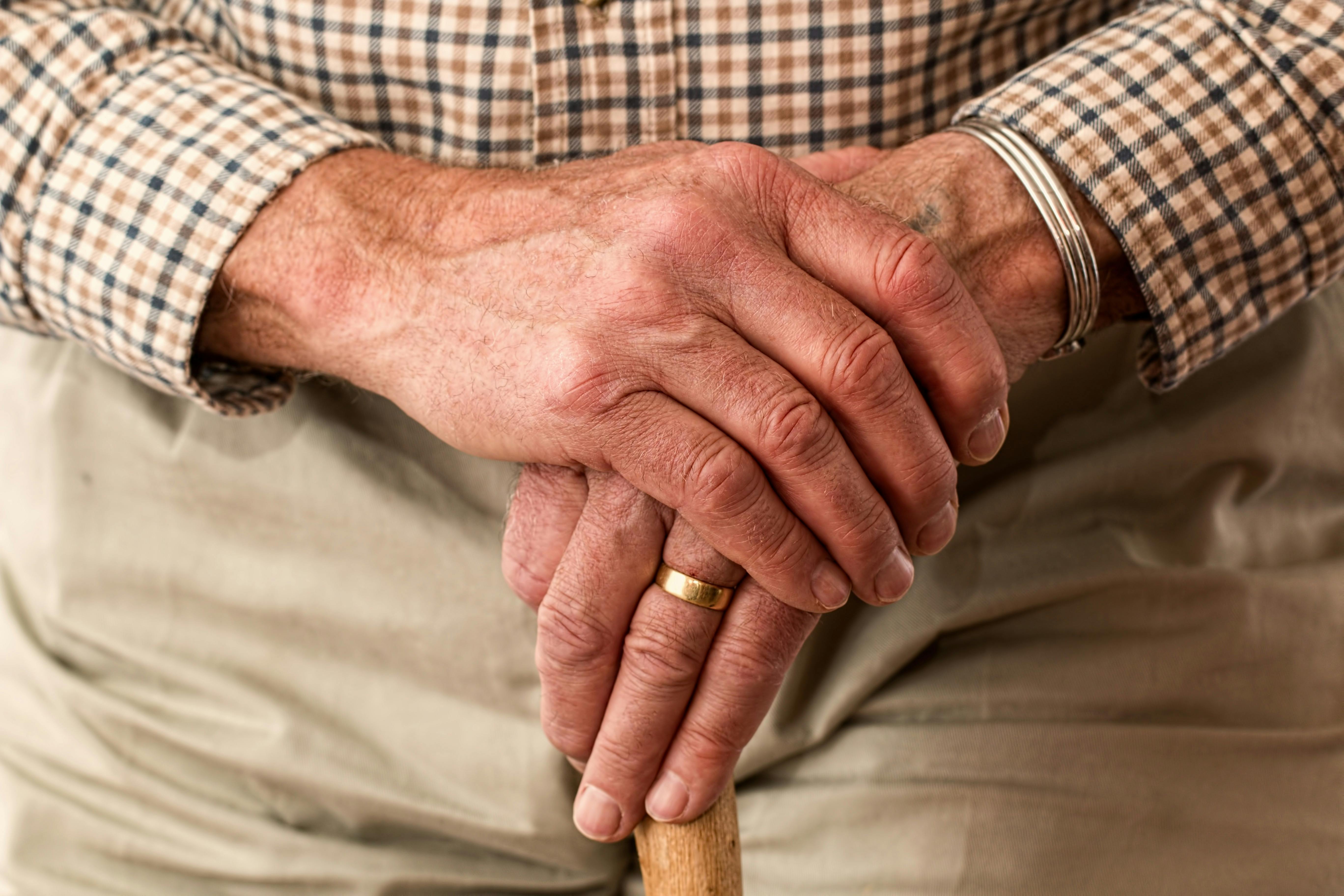 A person holding a cane | Source: Pexels