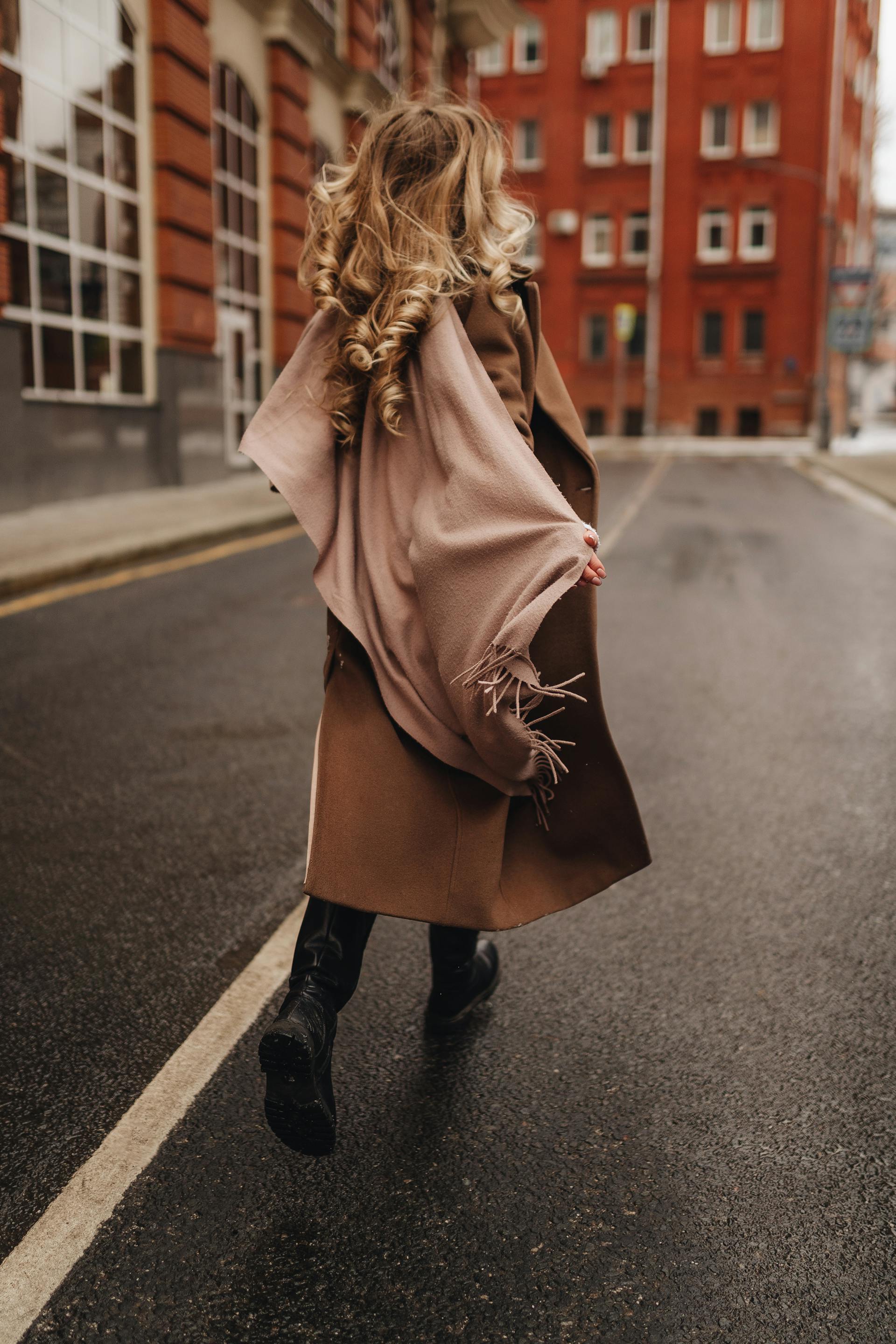 A woman walking in the street | Source: Pexels