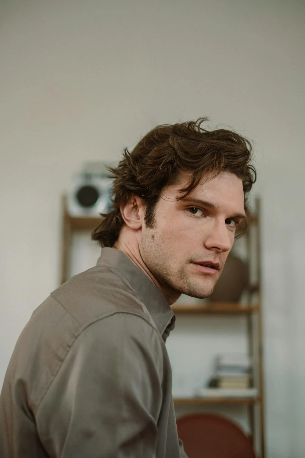 A serious man looking into the camera | Source: Pexels
