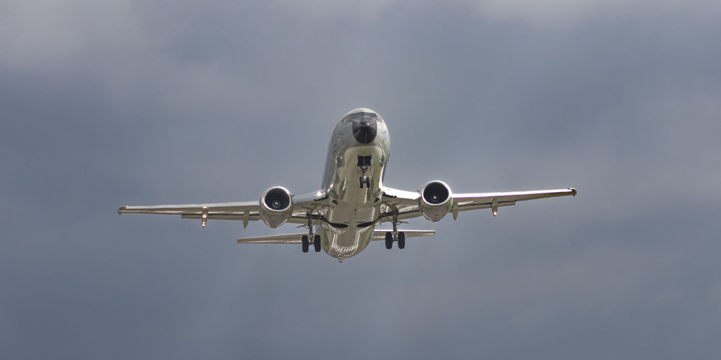 A commercial airplane flying | Source: Pexels