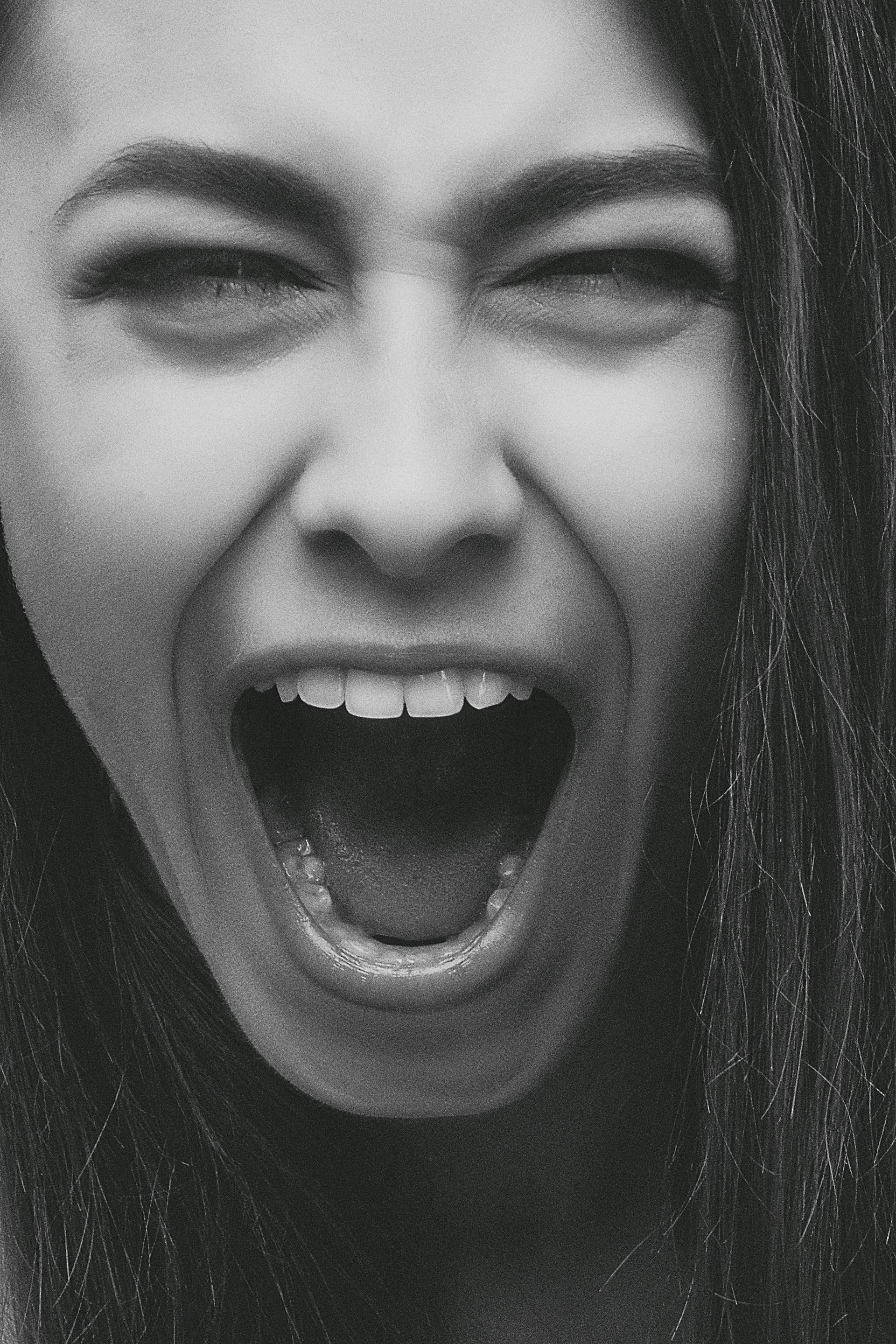 A woman speaking angrily | Source: Pexels