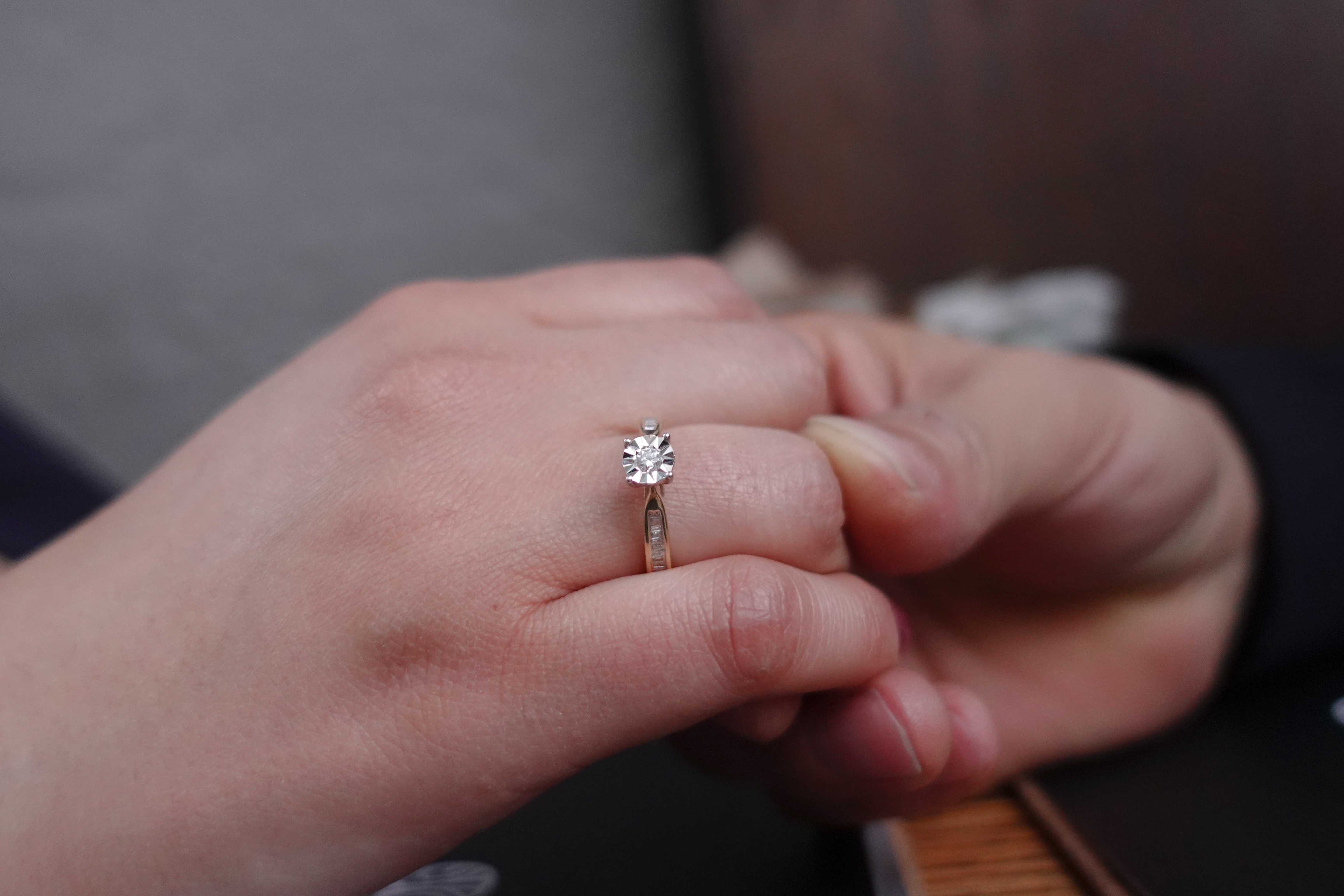 A person wearing an engagement ring | Source: Pixabay