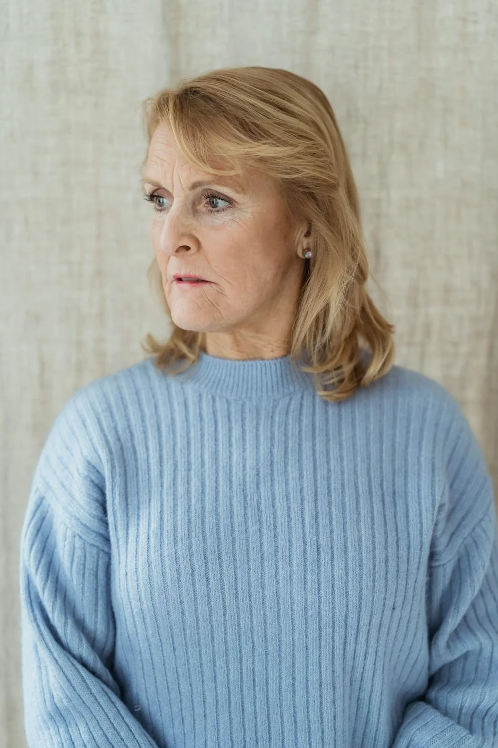 A middle-aged woman looking to her side | Source: Pexels