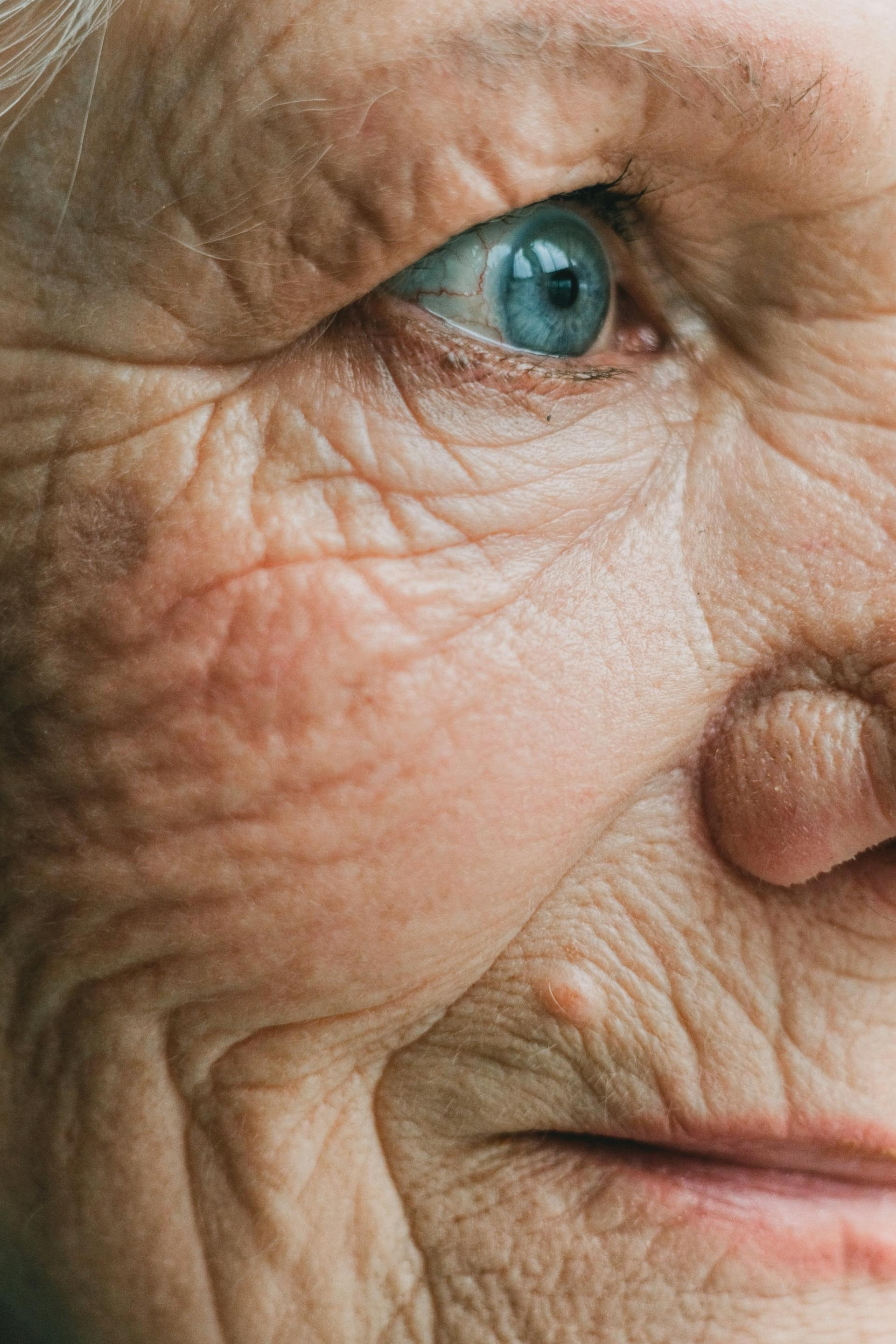 Close up of an elderly woman's face | Source: Pexels