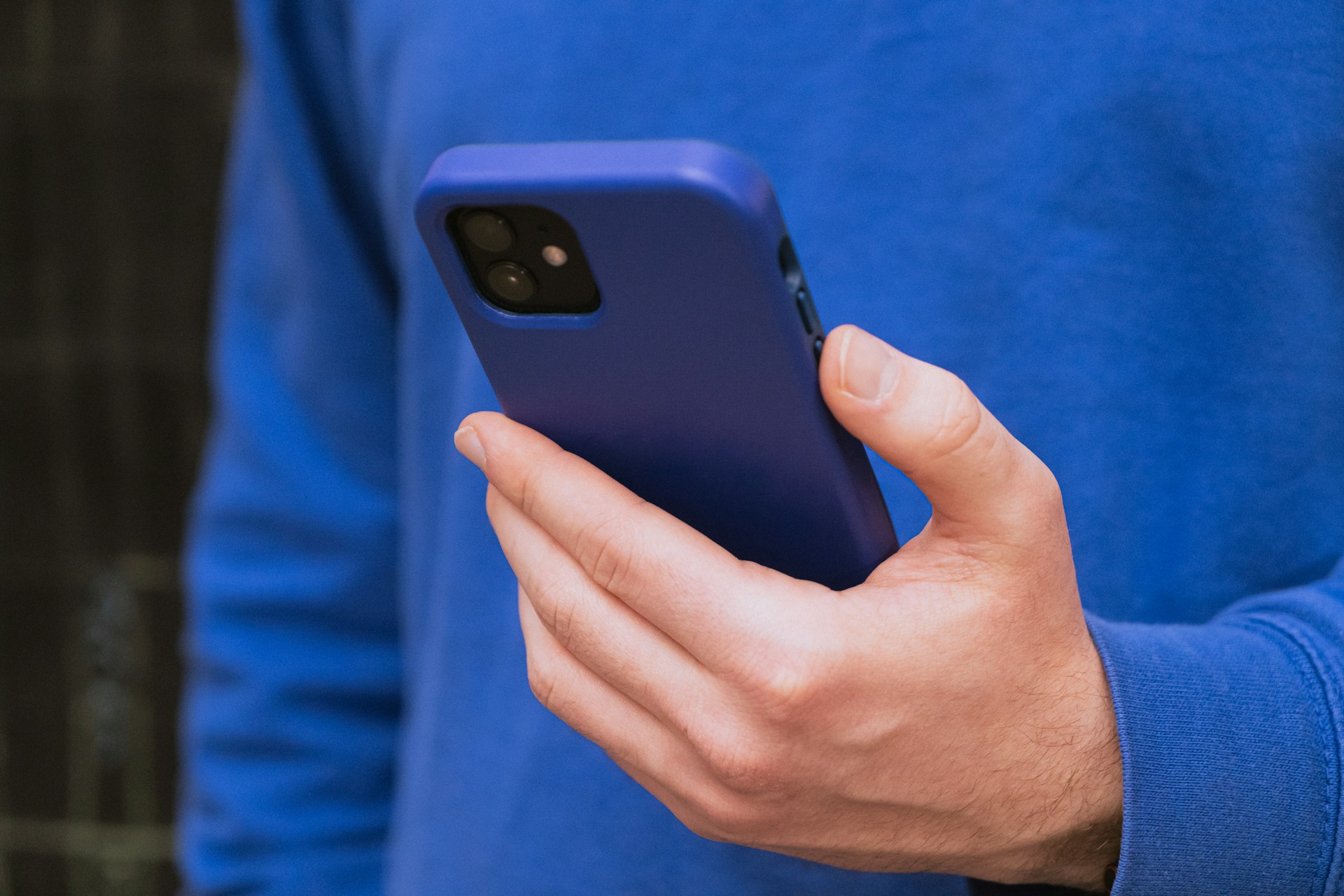 A man holding his phone | Source: Unsplash