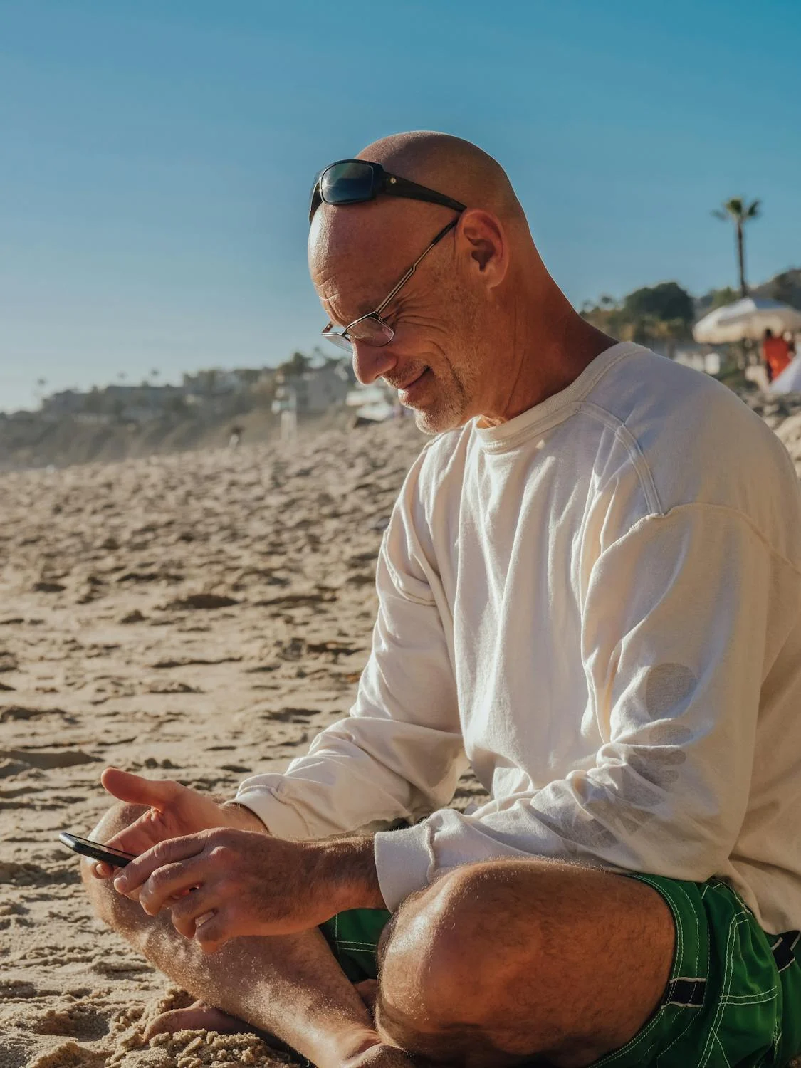 A mature man on a beach | Source: Pexels