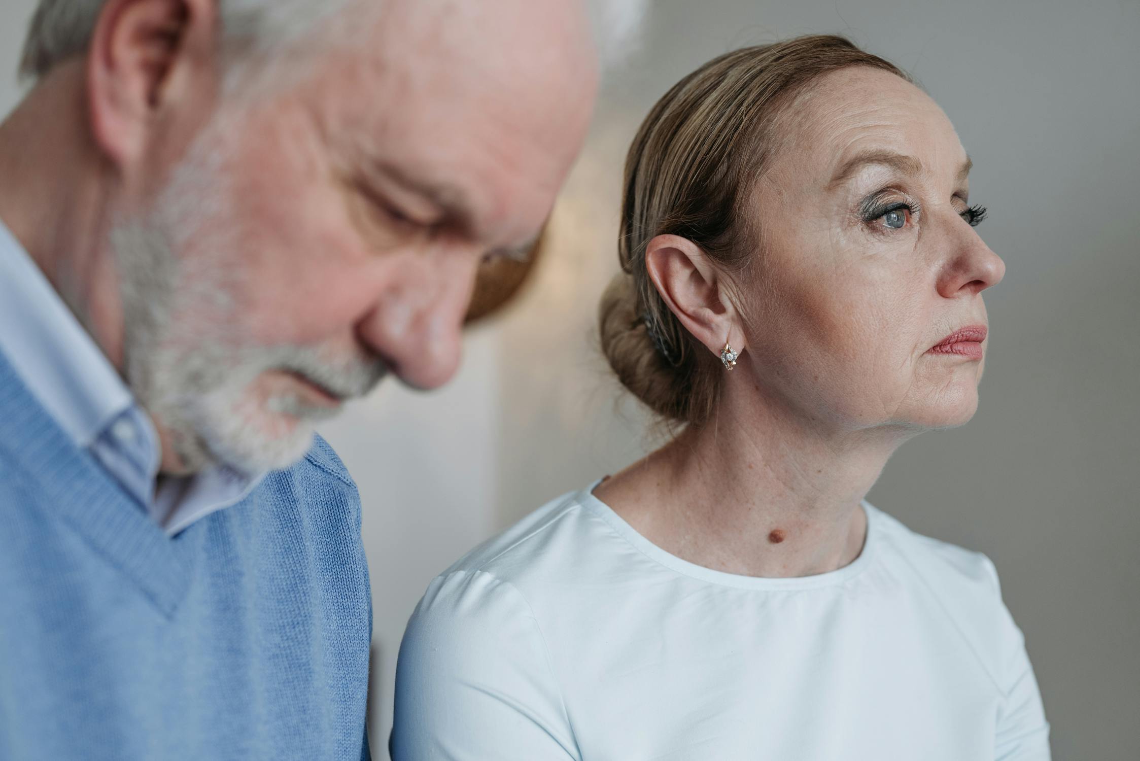 A sad mature couple | Source: Pexels