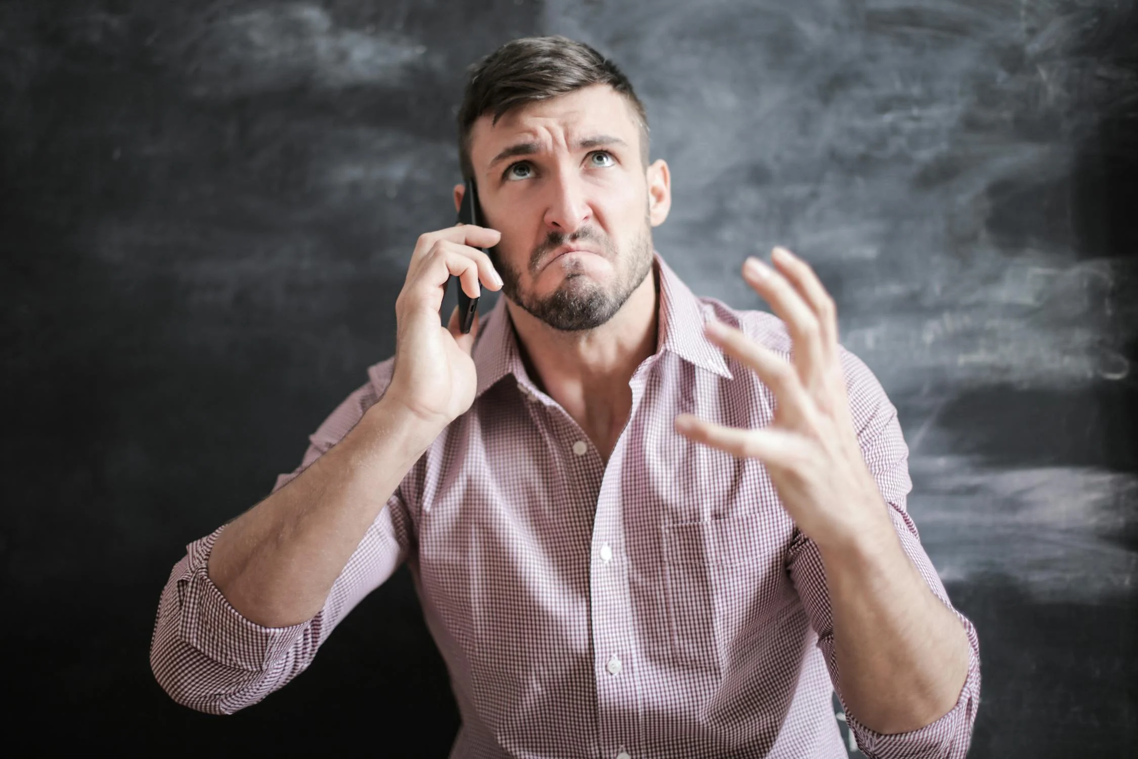 An annoyed man talking on his phone | Source: Pexels
