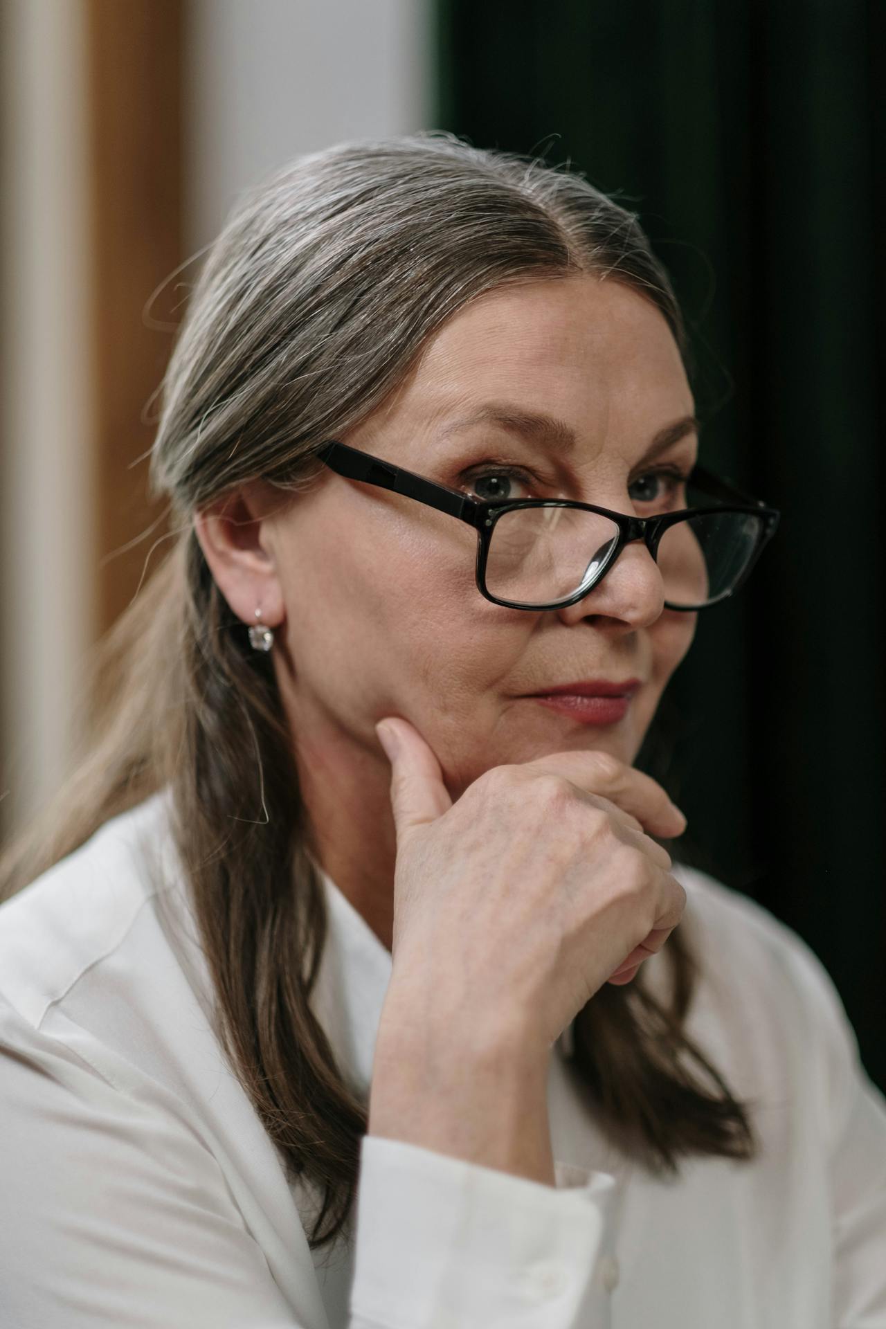 An anxious older lady | Source: Pexels