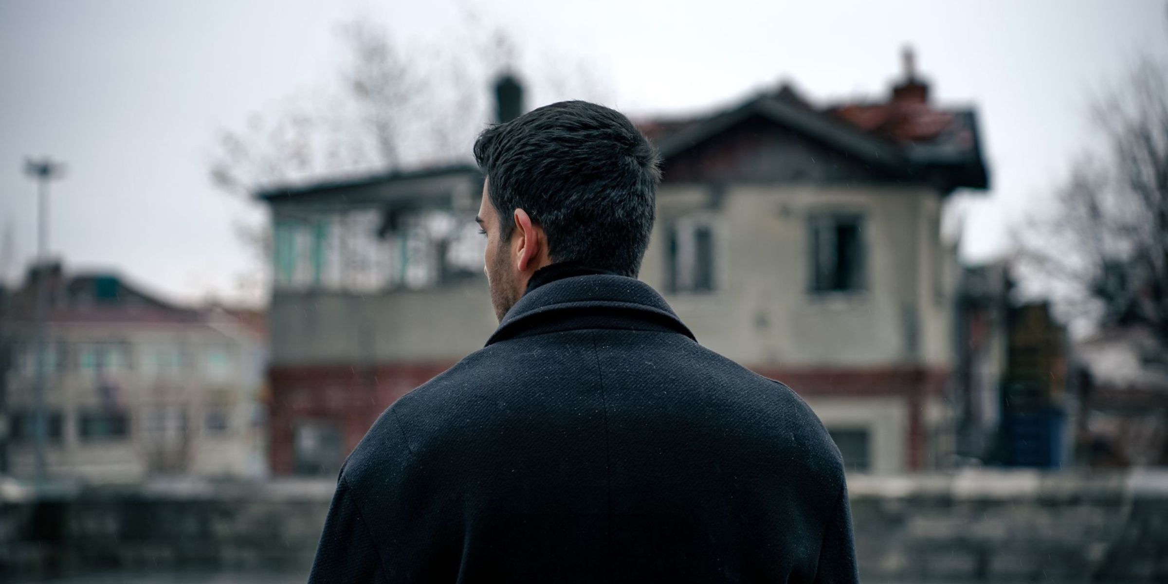 A man standing outside a house | Source: Pexels