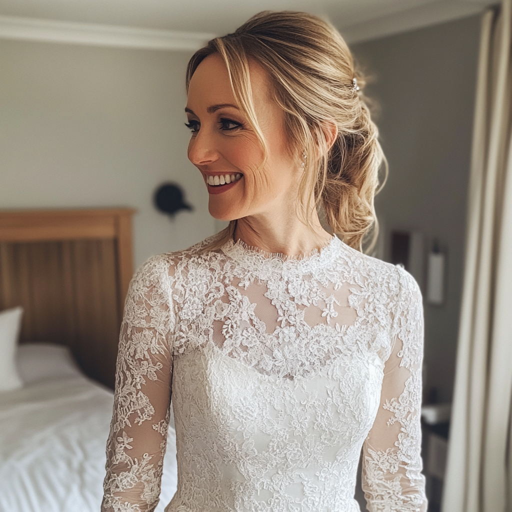 A smiling woman in a wedding dress | Source: No source