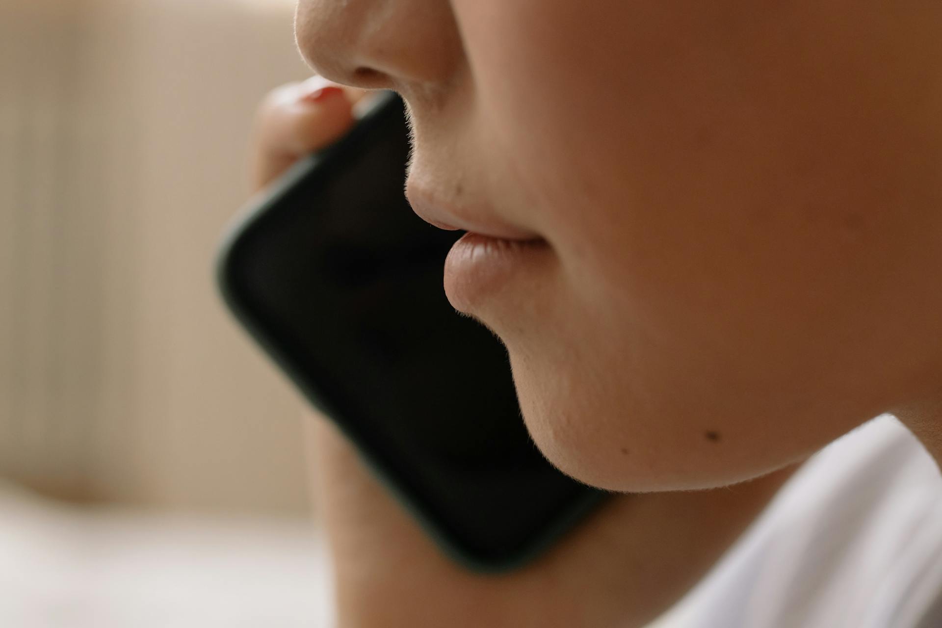 A woman speaking on her cell phone | Source: Pexels