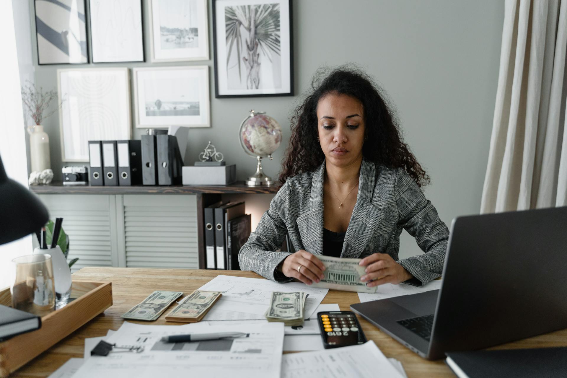 Woman counting money | Source: Pexels