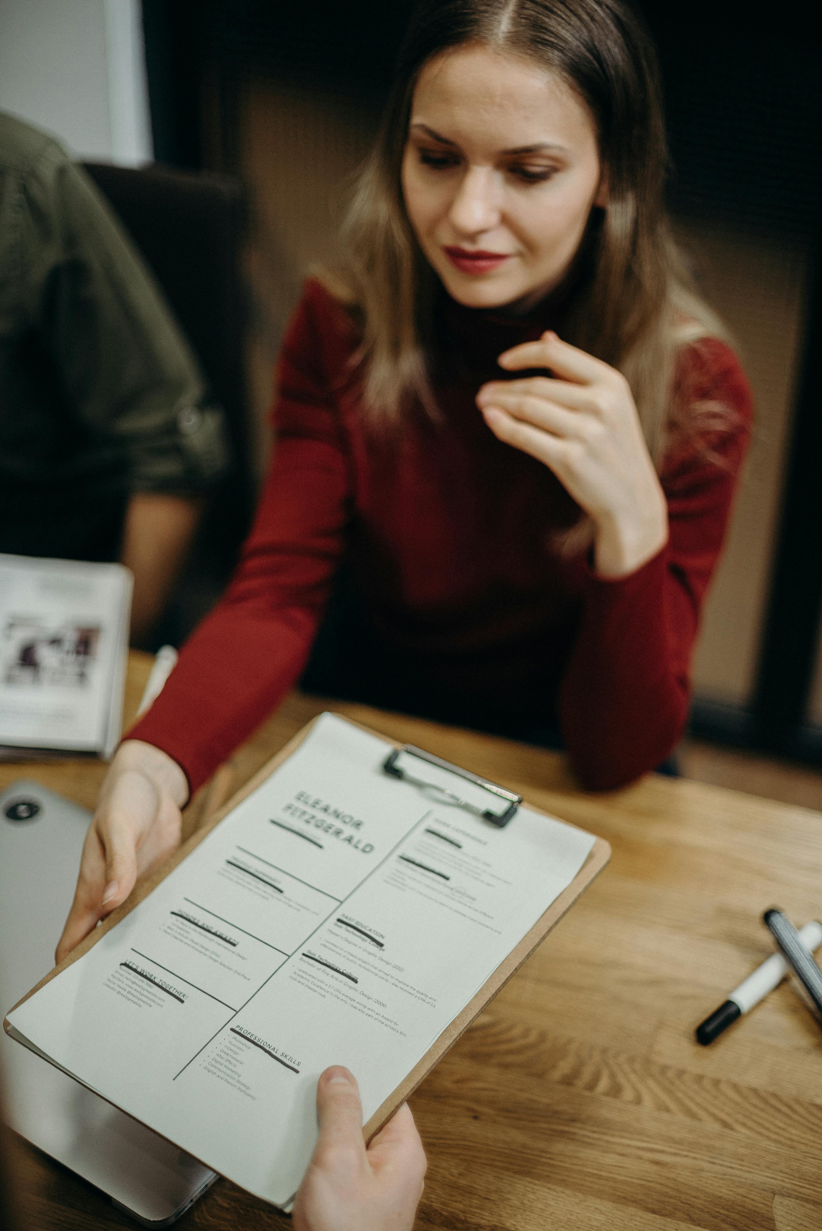 A person holding a clipboard | Source: Pexels