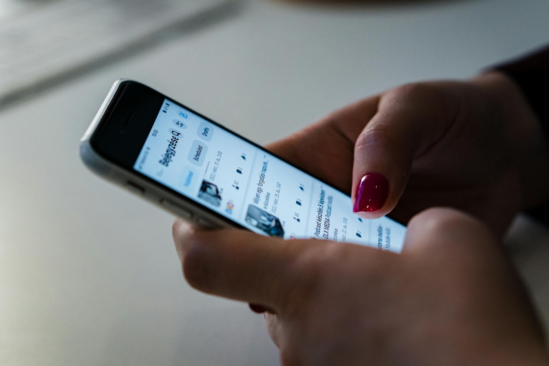 A woman using her cell phone | Source: Pexels