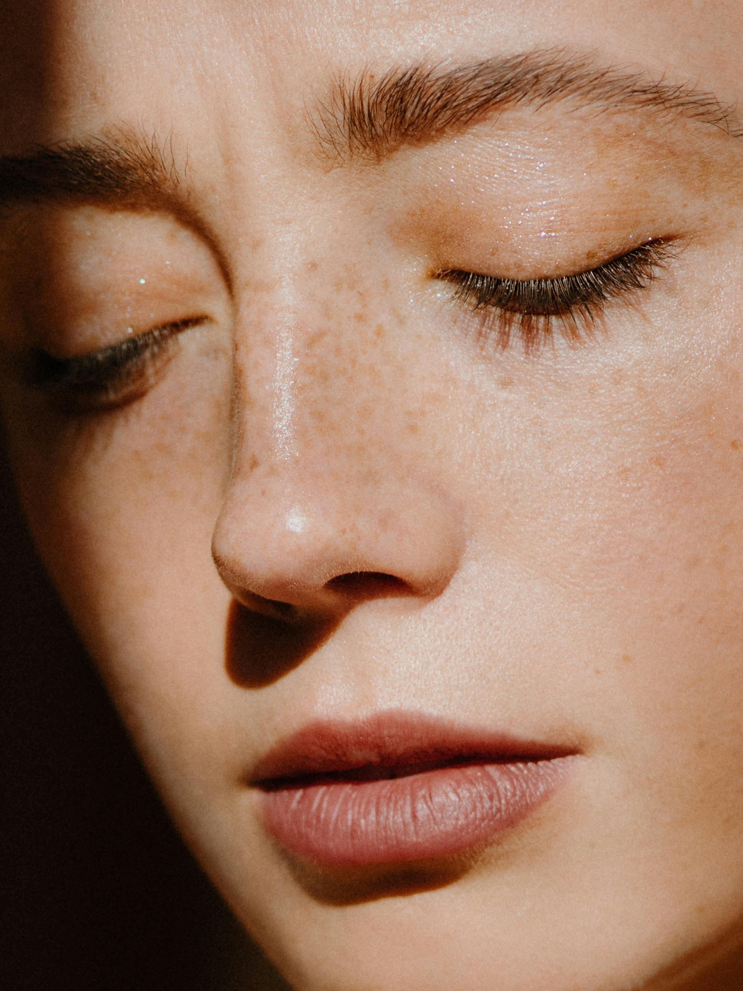 A close up of a pensive woman | Source: Pexels
