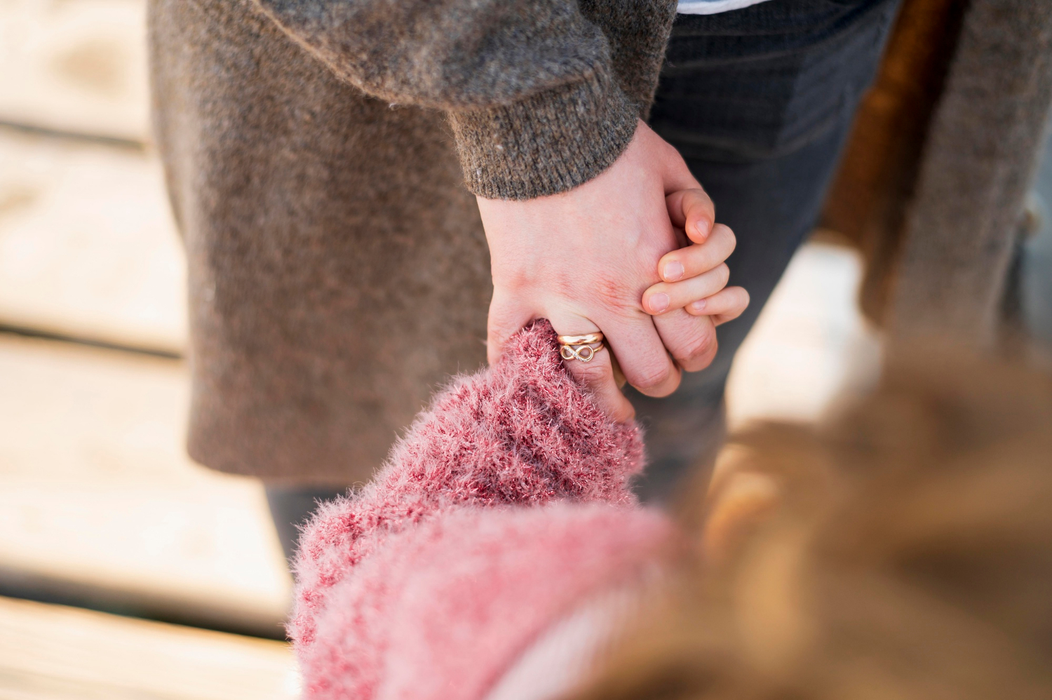 A woman holding a little girl's hand | Source: Freepik