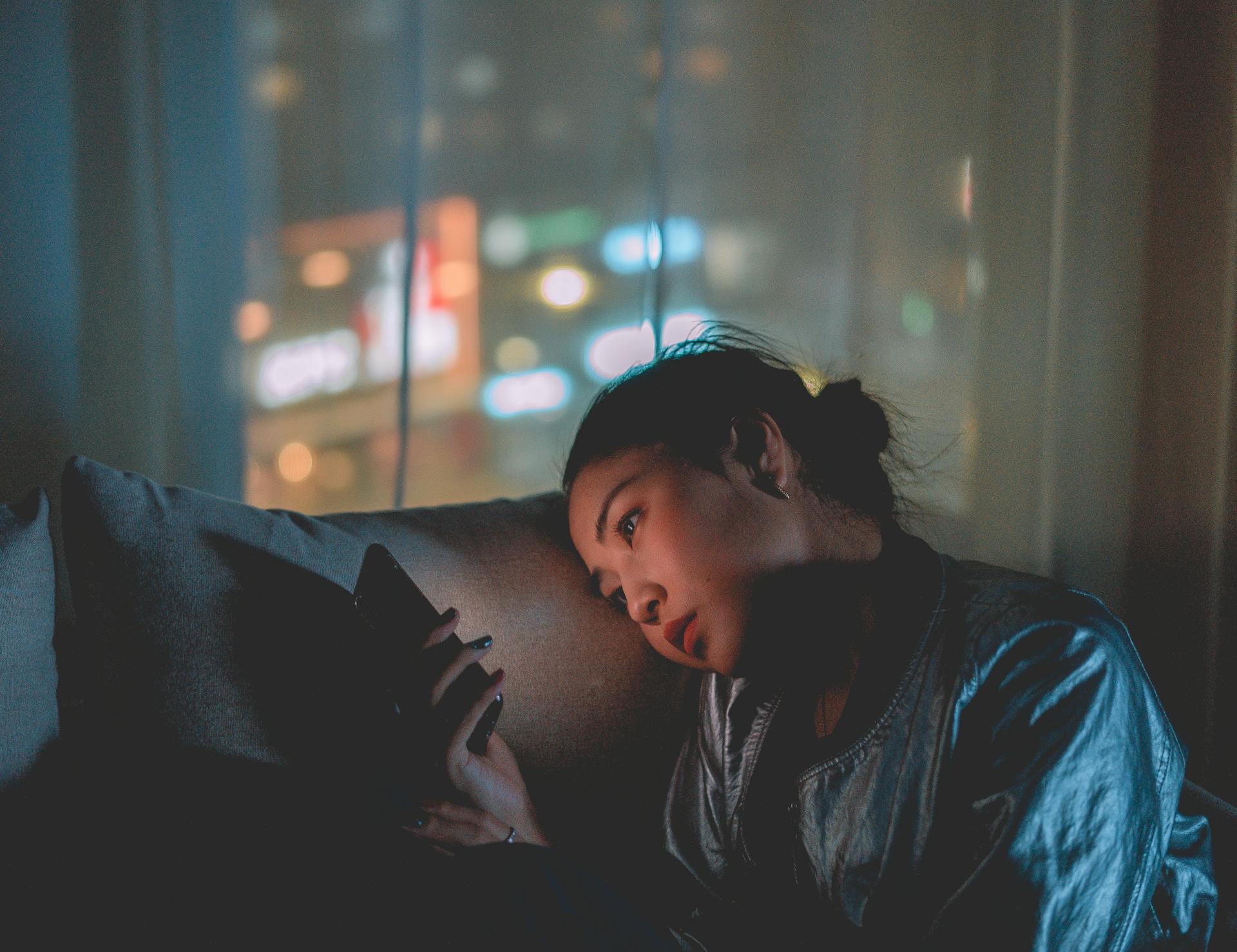 A woman holding a cell phone | Source: Pexels