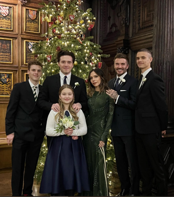 Victoria, David, Brooklyn, Romeo, Cruz, and Harper Beckham celebrate Christmas in a post dated December 25, 2021 | Source: Instagram/victoriabeckham