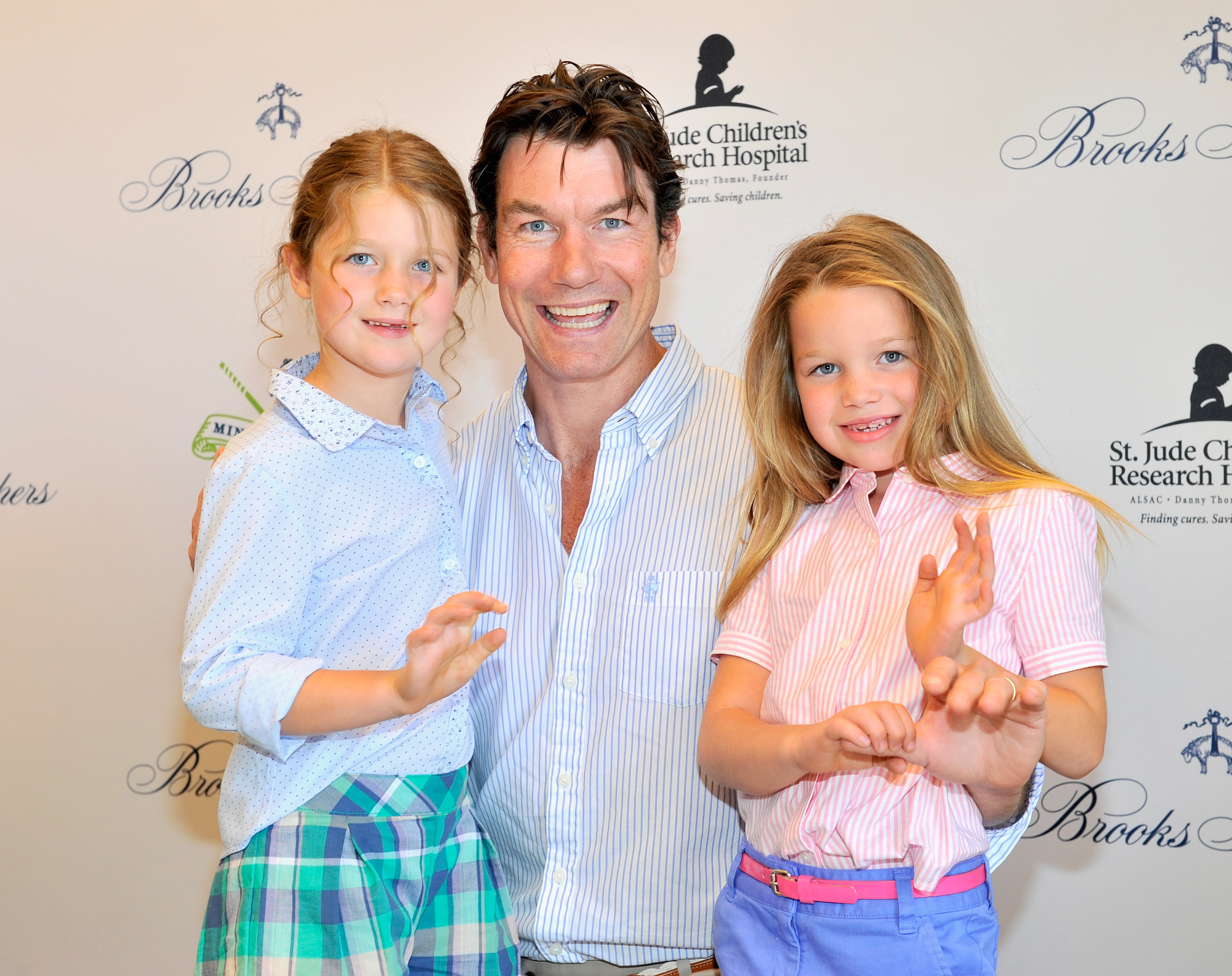 Jerry O'Connell and his daughters attend Brooks Brothers MINI CLASSIC Golf Tournament to benefit St. Jude Children's Research Hospital in Beverly Hills, California on June 6, 2015 | Source: Getty Images