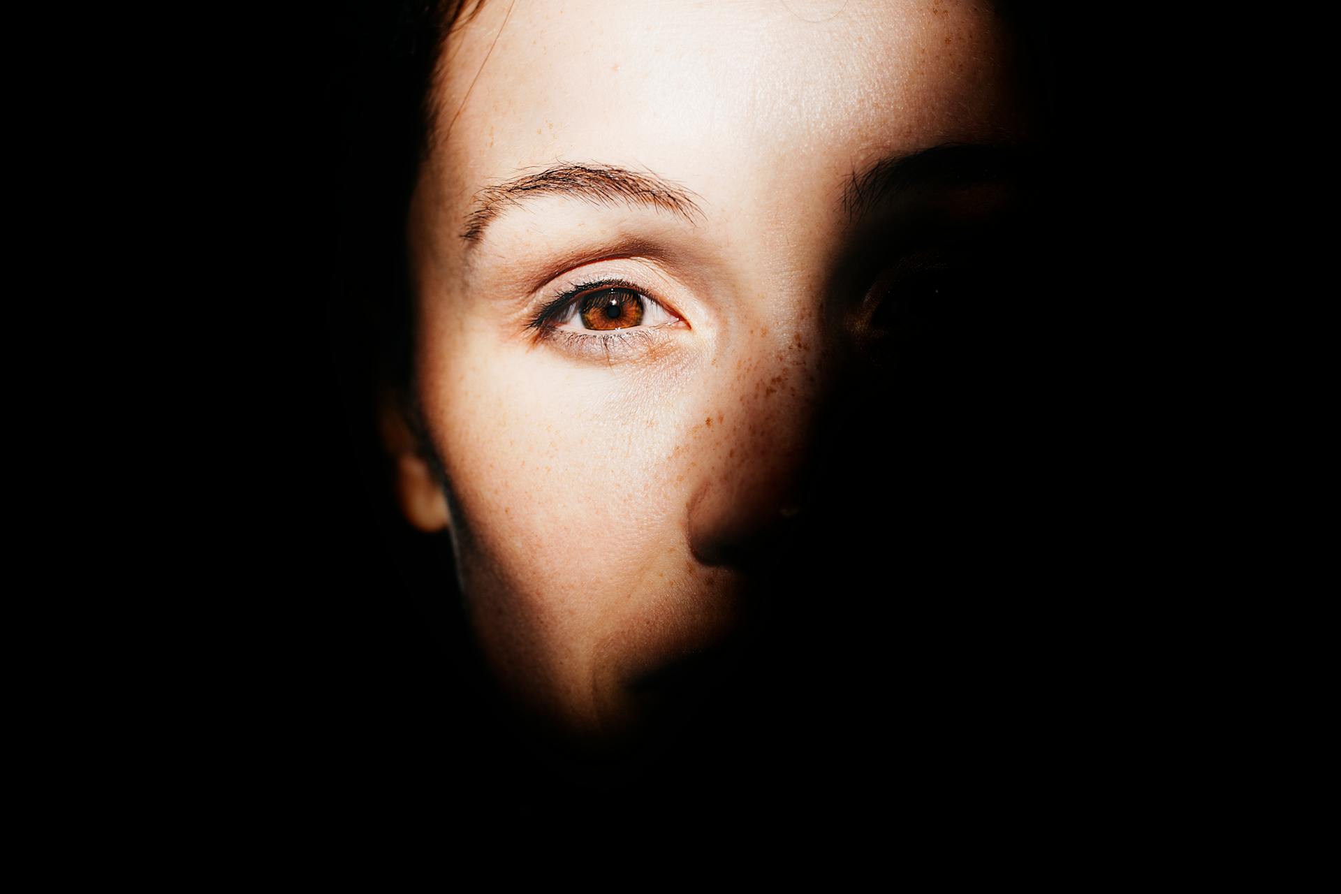 A woman looking straight ahead | Source: Pexels