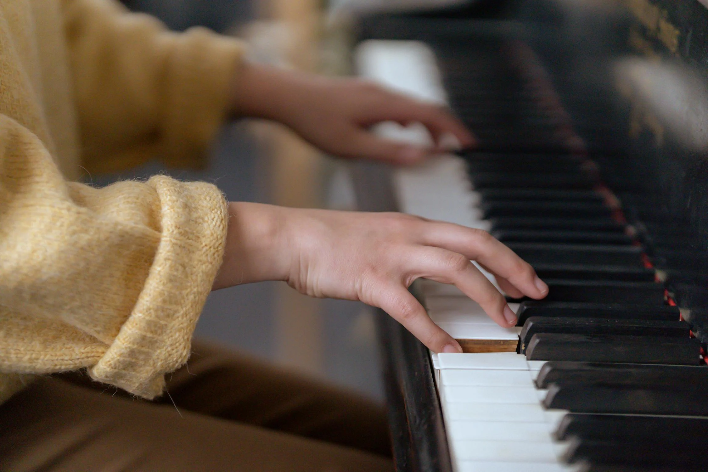 A young woman playing the piano | Source: Pexels