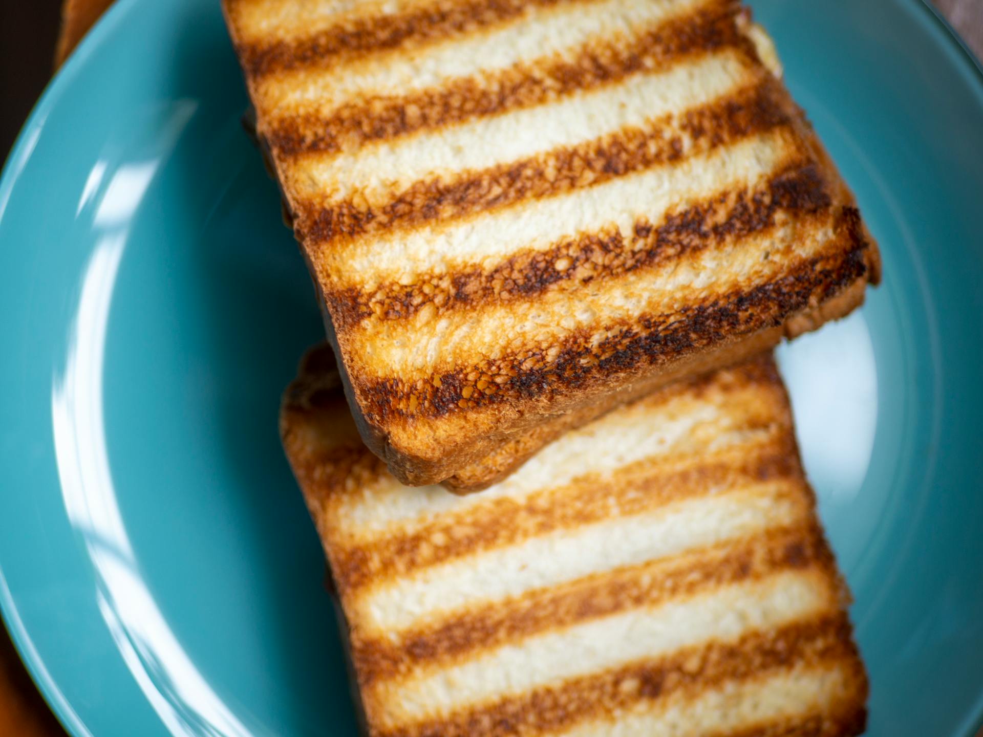 Toasted bread on a plate | Source: Pexels
