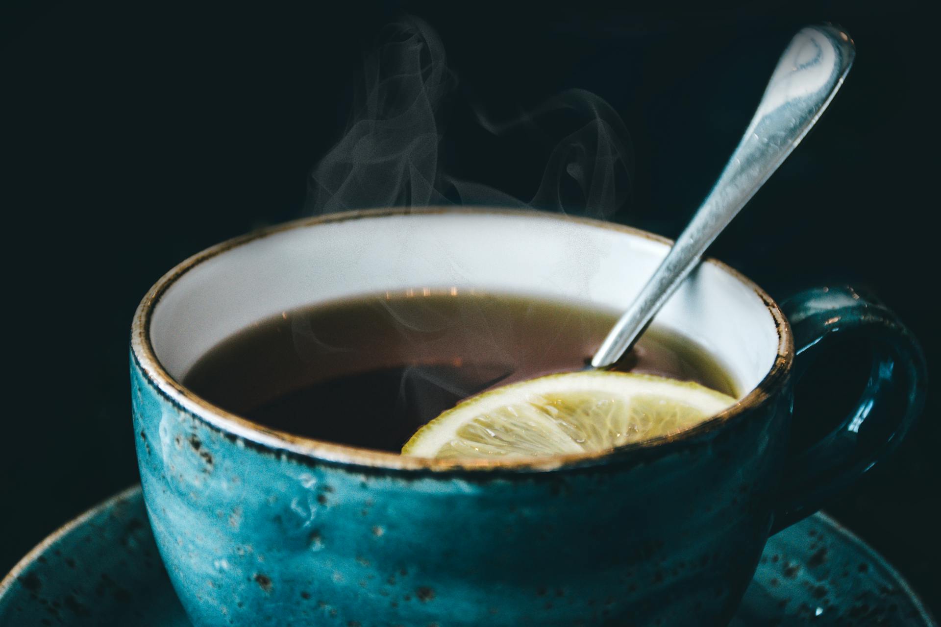 Tea with a slice of lemon | Source: Pexels