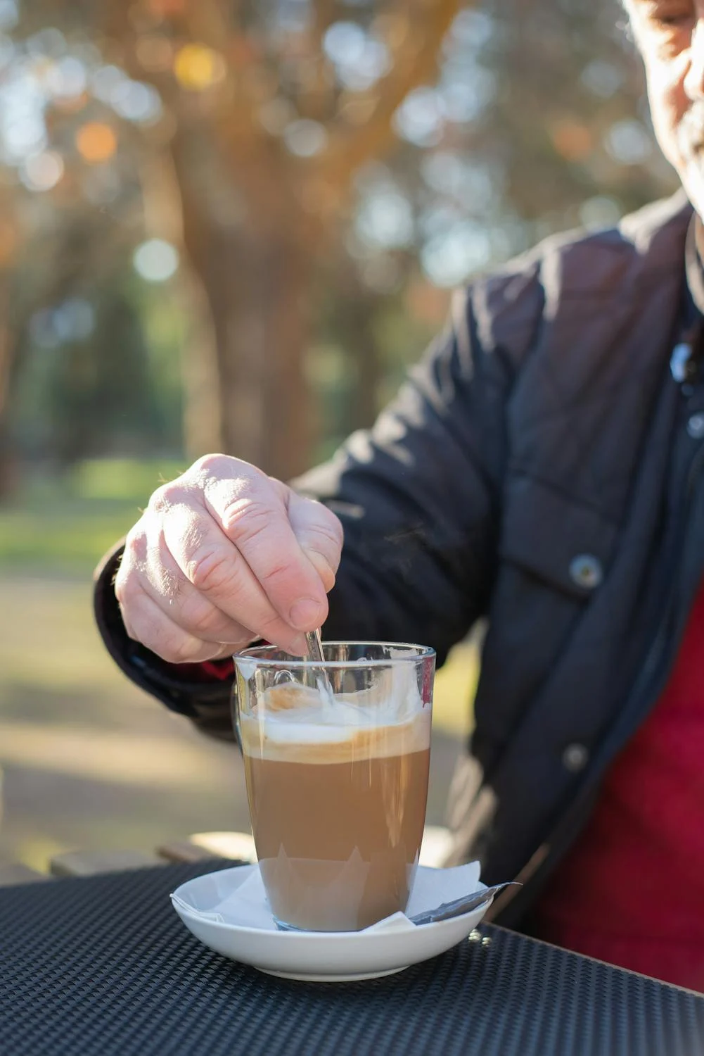 An elderly man drinking coffee | Source: Pexels