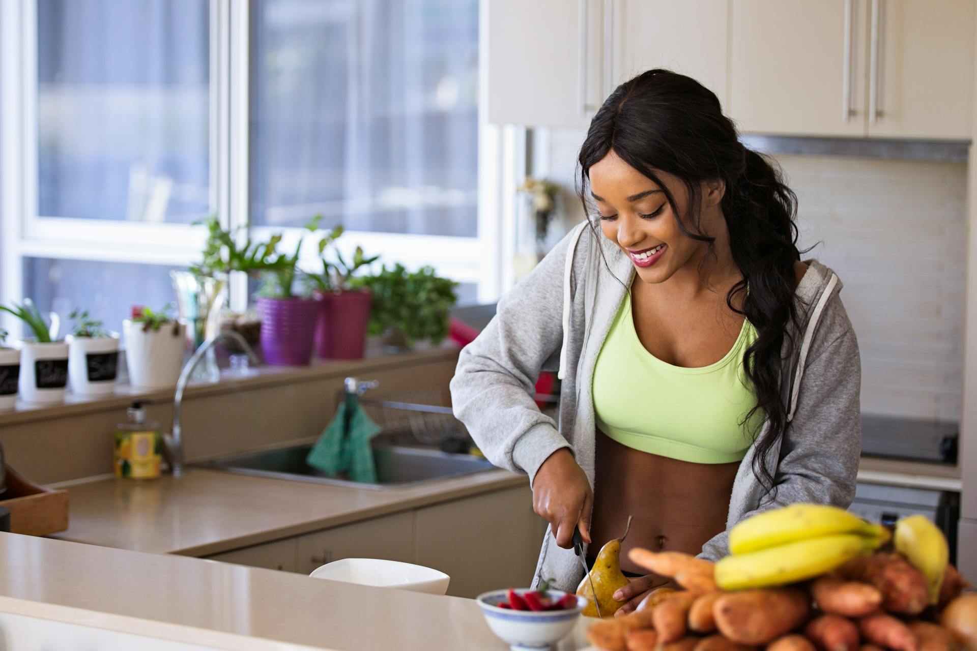 Woman cutting fruit | Source: Pexels