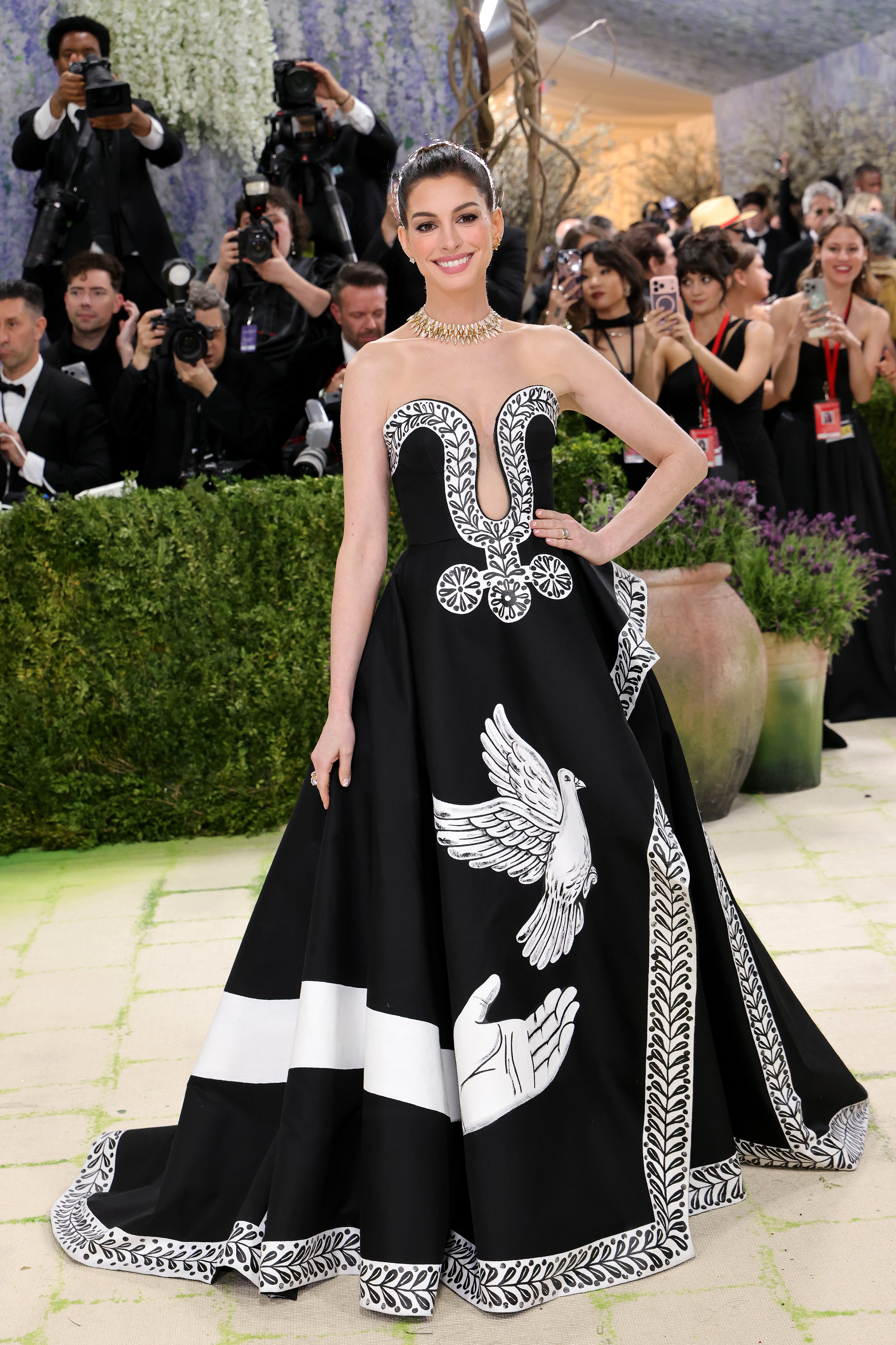 Anne Hathaway appears in a graphic black-and-white ensemble | Source: Getty Images