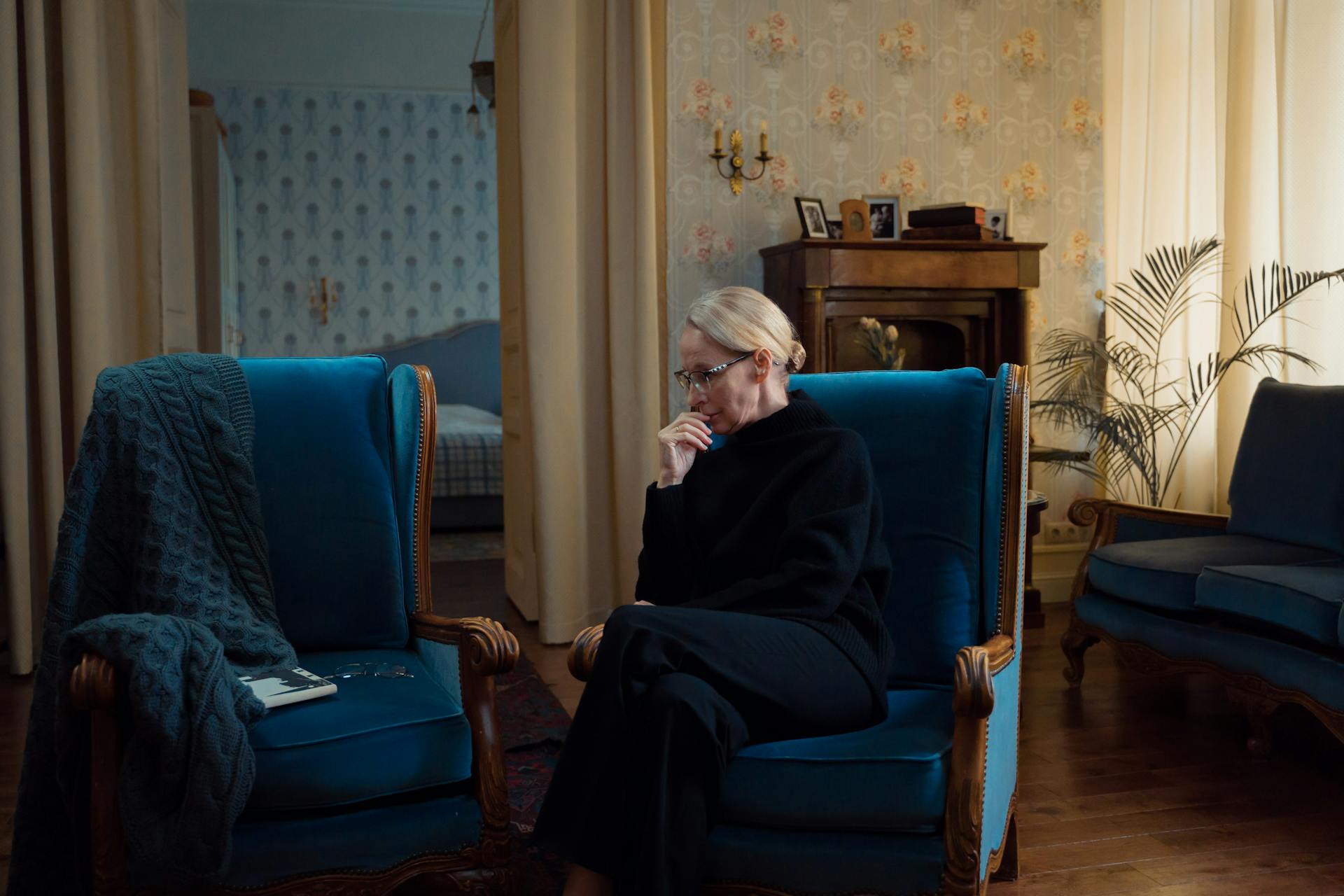 An older woman sitting in her house | Source: Pexels